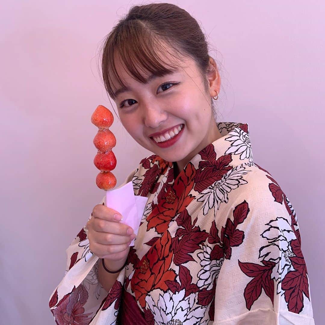 犬塚花菜子のインスタグラム：「今日はいちごあめ投稿の日🍓  1日お疲れ様でした！ 今日、22時半からミクチャ配信します！ たくさんお話したいです😊待ってます！  いつもいいねやコメントありがとうございます🐕🌻  #Instagram#撮影モデル#被写体#ミスミスター#ミス桜美林#桜美林大学#ミスコン#ファイナリスト#撮影#ミクチャ #配信#投票 #ミス桜美林 #ミスミスター桜美林 #f4f#ootd#サロモ#サロンモデル#follow#followforfollowback#カメラ越しの私の世界#一眼レフ#フィルム#filmphotography#東京#カフェ巡り#浴衣#鎌倉#食べ歩き#camera」