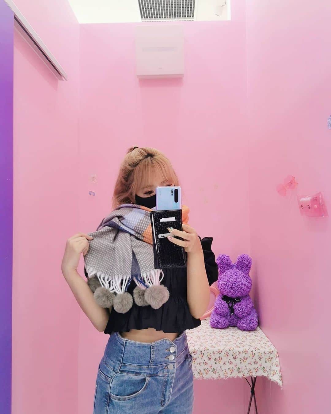 黛実希さんのインスタグラム写真 - (黛実希Instagram)「CHOA原宿店で販売中のmest(@mest0620 )のポンポンマフラー🧣🧶暖かいしふわふわだし可愛すぎて最高💕 肌弱いから生地はほんとに重要！！チクチクはむり😭 このマフラーふっふわで気持ちいい🥺💓 . . . #mest#韓国ファッション」9月9日 20時58分 - candymiiiki