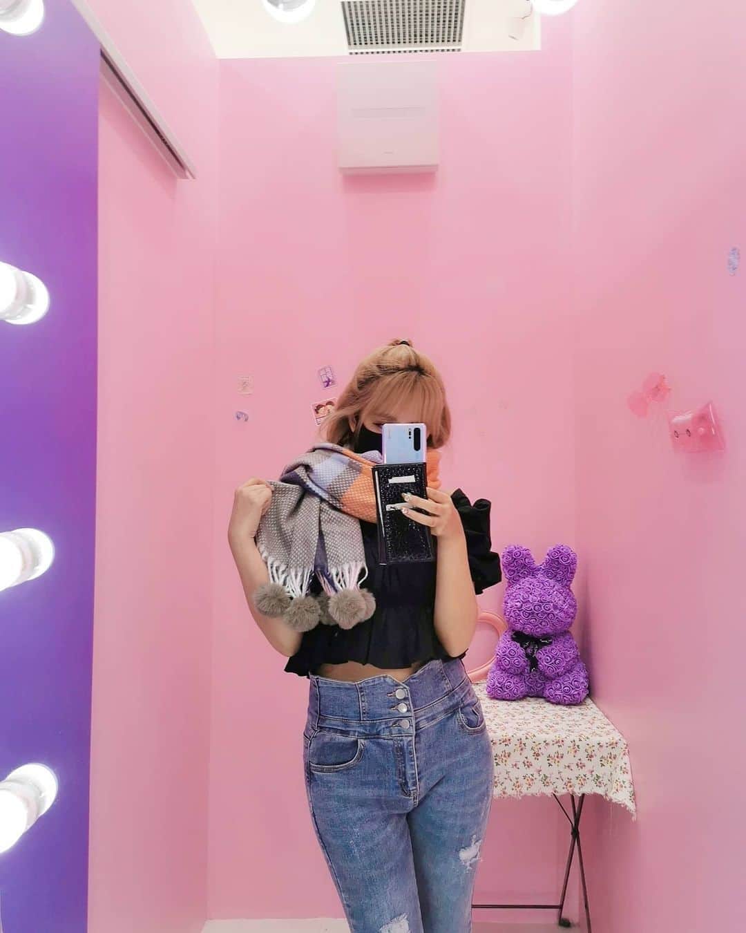 黛実希さんのインスタグラム写真 - (黛実希Instagram)「CHOA原宿店で販売中のmest(@mest0620 )のポンポンマフラー🧣🧶暖かいしふわふわだし可愛すぎて最高💕 肌弱いから生地はほんとに重要！！チクチクはむり😭 このマフラーふっふわで気持ちいい🥺💓 . . . #mest#韓国ファッション」9月9日 20時58分 - candymiiiki