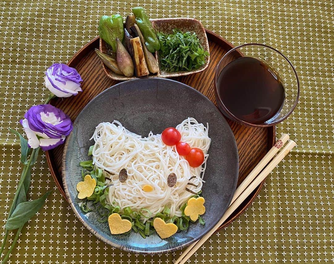 倉岡生夏のインスタグラム：「夏の終わり⭐️  ・ ・ 9月なのに暑い日々が続きますね！ 今日は日差しが強くてこの前油断して日焼けしてしまったので、気をつけました💦 まだ日傘とか日焼け止め必要ですね⭐️ ・ ・ 夏ラストかなぁ？の素麺はキティーちゃん盛り付けにしました⭐️ カラーの素麺だとまた違うキャラにできそう❣️ ちょうど我が家にクロレラのそばがあるからグリーンキャラ今度やってみようとおもいます💓 (クロレラは身体にもいいよ) ・ ・ ・ 無農薬のお野菜は天ぷらにしたかったんだけど、ヘルシーに素揚げにしました💓 お野菜に旨味があるから素揚げでもおいしいのです💓 ・ ・ ・  @kina.ootd   #キティーちゃん  #キャラ弁  #キャラ弁部 #愛され料理 #可愛いお弁当作りたい部  #素麺アレンジ  #キティー好きな人と繋がりたい  #キャラ弁初心者  #可愛いものが好き  #kyaraben  #kittygram  #japanesanime」
