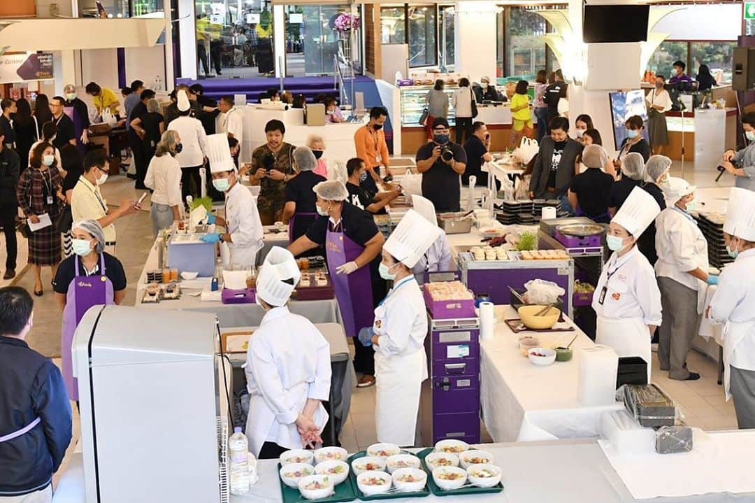 タイ航空さんのインスタグラム写真 - (タイ航空Instagram)「ฝ่ายครัวการบินเปิดตัว Royal Orchid Dining Experience ซึ่งได้นำอาหารจากบูธที่ได้รับความนิยม ในกิจกรรม “อร่อยล้นฟ้า ไม่ต้องบิน ก็ฟินได้” ที่เป็นเมนูสำหรับบริการในชั้น Business Class และ First Class มาให้บริการ เพื่อให้ลูกค้าได้สัมผัสรสชาติอาหารเหมือนให้บริการบนเครื่องบิน รังสรรค์คุณภาพโดยทีมเชฟนานาชาติจากครัวการบินไทย ปรุงสดๆ ด้วยวัตถุดิบชั้นเลิศ การันตีความอร่อย สะอาดปลอดภัย ได้มาตรฐานระดับสากล โดยมีพลอากาศเอก ชัยพฤกษ์ ดิษยะศริน ประธานกรรมการบริษัทฯ เป็นประธานในพิธี พร้อมด้วย คณะกรรมการบริษัทฯ นายชาญศิลป์ ตรีนุชกร รักษาการแทนกรรมการผู้อำนวยการใหญ่ และฝ่ายบริหาร ร่วมงาน 	 ฝ่ายครัวการบินมีนโยบายในการต่อยอดความสำเร็จโดยการปรับปรุงห้องอาหารพนักงาน อาคาร 2 ชั้น 2 เป็น Royal Orchid Dining Experience ซึ่งได้รับความร่วมแรง ร่วมใจ จากพนักงานทุกฝ่ายที่ต้องการช่วยเหลือบริษัทฯ ในช่วงที่บริษัทฯ หยุดทำการบิน ไม่ว่าจะเป็นฝ่ายช่าง นักบิน พนักงานต้อนรับบนเครื่องบิน ฝ่ายบริการอุปกรณ์ภาคพื้น พนักงานจิตอาสาจากฝ่ายต่างๆ โดยมีแนวคิดในการนำวัสดุ อุปกรณ์ และอะไหล่ของเครื่องบินที่หมดอายุการใช้งานแล้วมาตกแต่งสถานที่ เพื่อสร้างบรรยากาศให้ลูกค้ารู้สึกเหมือนนั่งอยู่ในเครื่องบิน อาทิ การนำเก้าอี้นั่งในห้องโดยสารเครื่องบินมาปรับปรุงเพื่อเป็นที่นั่งสำหรับรับประทานอาหาร การนำอะไหล่เครื่องบินที่หมดอายุการใช้งานแล้ว เช่น แกนในและใบพัดของเครื่องยนต์ ทำเป็นขาของโต๊ะรับประทานอาหาร การนำยางล้อเครื่องบินมาทำเป็นโต๊ะนั่งเล่น การนำ Spinner Cone ซึ่งเป็นแกนกลางเครื่องยนต์มาจัดแสดง เพื่อให้ลูกค้าได้สัมผัสอุปกรณ์และอะไหล่เครื่องบินของจริง เป็นต้น โดยไฮไลท์สำคัญของการเข้ามาใช้บริการที่ Royal Orchid Dining Experience คือ การนำรถบันไดสำหรับขึ้นเครื่องบินมาทำเป็นทางขึ้น เพื่อให้ลูกค้าได้ประสบการณ์เหมือนการขึ้นเครื่องบิน อีกทั้งจุด Check-In ซึ่งลูกค้าสามารถสแกนคิวอาร์โค้ดและได้รับ e-Boarding Pass บนโทรศัพท์มือถือของลูกค้าเป็นที่ระลึกได้อีกด้วย   Royal Orchid Dining Experience จะเปิดให้บริการ ตั้งแต่วันพุธที่ 9 กันยายน 2563 เป็นต้นไป ระหว่างวันพุธ – อาทิตย์ โดยให้บริการช่วงเช้า ตั้งแต่เวลา 07.00 น. จำหน่าย ชา กาแฟ เบเกอรี่ อบสดใหม่ ส่วนอาหารนานาชาติจะเริ่มบริการ ตั้งแต่เวลา 09.00 - 14.00 น.」9月9日 21時02分 - thaiairways