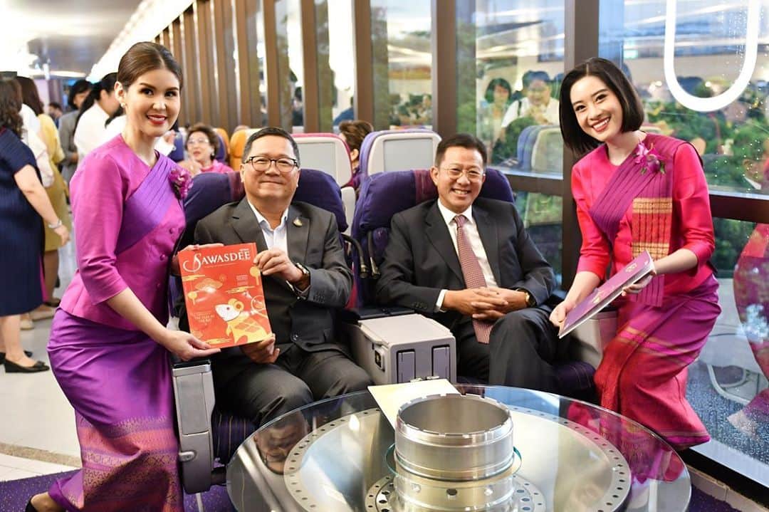 タイ航空のインスタグラム：「ฝ่ายครัวการบินเปิดตัว Royal Orchid Dining Experience ซึ่งได้นำอาหารจากบูธที่ได้รับความนิยม ในกิจกรรม “อร่อยล้นฟ้า ไม่ต้องบิน ก็ฟินได้” ที่เป็นเมนูสำหรับบริการในชั้น Business Class และ First Class มาให้บริการ เพื่อให้ลูกค้าได้สัมผัสรสชาติอาหารเหมือนให้บริการบนเครื่องบิน รังสรรค์คุณภาพโดยทีมเชฟนานาชาติจากครัวการบินไทย ปรุงสดๆ ด้วยวัตถุดิบชั้นเลิศ การันตีความอร่อย สะอาดปลอดภัย ได้มาตรฐานระดับสากล โดยมีพลอากาศเอก ชัยพฤกษ์ ดิษยะศริน ประธานกรรมการบริษัทฯ เป็นประธานในพิธี พร้อมด้วย คณะกรรมการบริษัทฯ นายชาญศิลป์ ตรีนุชกร รักษาการแทนกรรมการผู้อำนวยการใหญ่ และฝ่ายบริหาร ร่วมงาน 	 ฝ่ายครัวการบินมีนโยบายในการต่อยอดความสำเร็จโดยการปรับปรุงห้องอาหารพนักงาน อาคาร 2 ชั้น 2 เป็น Royal Orchid Dining Experience ซึ่งได้รับความร่วมแรง ร่วมใจ จากพนักงานทุกฝ่ายที่ต้องการช่วยเหลือบริษัทฯ ในช่วงที่บริษัทฯ หยุดทำการบิน ไม่ว่าจะเป็นฝ่ายช่าง นักบิน พนักงานต้อนรับบนเครื่องบิน ฝ่ายบริการอุปกรณ์ภาคพื้น พนักงานจิตอาสาจากฝ่ายต่างๆ โดยมีแนวคิดในการนำวัสดุ อุปกรณ์ และอะไหล่ของเครื่องบินที่หมดอายุการใช้งานแล้วมาตกแต่งสถานที่ เพื่อสร้างบรรยากาศให้ลูกค้ารู้สึกเหมือนนั่งอยู่ในเครื่องบิน อาทิ การนำเก้าอี้นั่งในห้องโดยสารเครื่องบินมาปรับปรุงเพื่อเป็นที่นั่งสำหรับรับประทานอาหาร การนำอะไหล่เครื่องบินที่หมดอายุการใช้งานแล้ว เช่น แกนในและใบพัดของเครื่องยนต์ ทำเป็นขาของโต๊ะรับประทานอาหาร การนำยางล้อเครื่องบินมาทำเป็นโต๊ะนั่งเล่น การนำ Spinner Cone ซึ่งเป็นแกนกลางเครื่องยนต์มาจัดแสดง เพื่อให้ลูกค้าได้สัมผัสอุปกรณ์และอะไหล่เครื่องบินของจริง เป็นต้น โดยไฮไลท์สำคัญของการเข้ามาใช้บริการที่ Royal Orchid Dining Experience คือ การนำรถบันไดสำหรับขึ้นเครื่องบินมาทำเป็นทางขึ้น เพื่อให้ลูกค้าได้ประสบการณ์เหมือนการขึ้นเครื่องบิน อีกทั้งจุด Check-In ซึ่งลูกค้าสามารถสแกนคิวอาร์โค้ดและได้รับ e-Boarding Pass บนโทรศัพท์มือถือของลูกค้าเป็นที่ระลึกได้อีกด้วย   Royal Orchid Dining Experience จะเปิดให้บริการ ตั้งแต่วันพุธที่ 9 กันยายน 2563 เป็นต้นไป ระหว่างวันพุธ – อาทิตย์ โดยให้บริการช่วงเช้า ตั้งแต่เวลา 07.00 น. จำหน่าย ชา กาแฟ เบเกอรี่ อบสดใหม่ ส่วนอาหารนานาชาติจะเริ่มบริการ ตั้งแต่เวลา 09.00 - 14.00 น.」