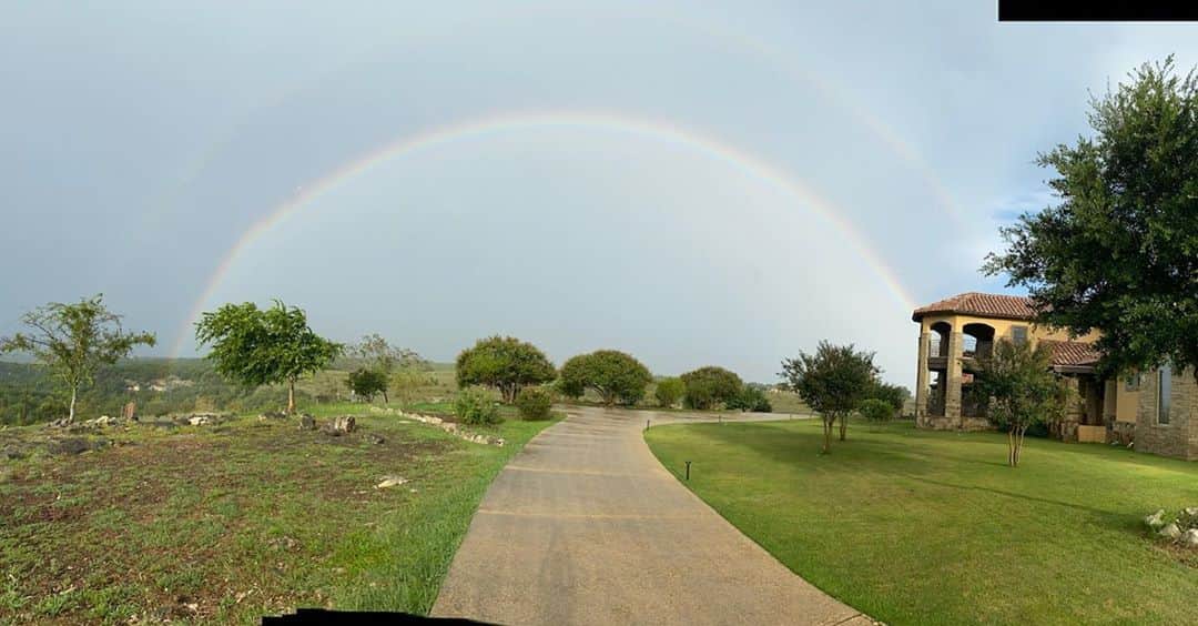 ビル・ゴールドバーグのインスタグラム：「#Texaslife 😎🇺🇸 #rainbow #doublerainbow #naturerocks #spear #jackhammer #whosnext @wwe @goldbergsgarage @metrongarage」