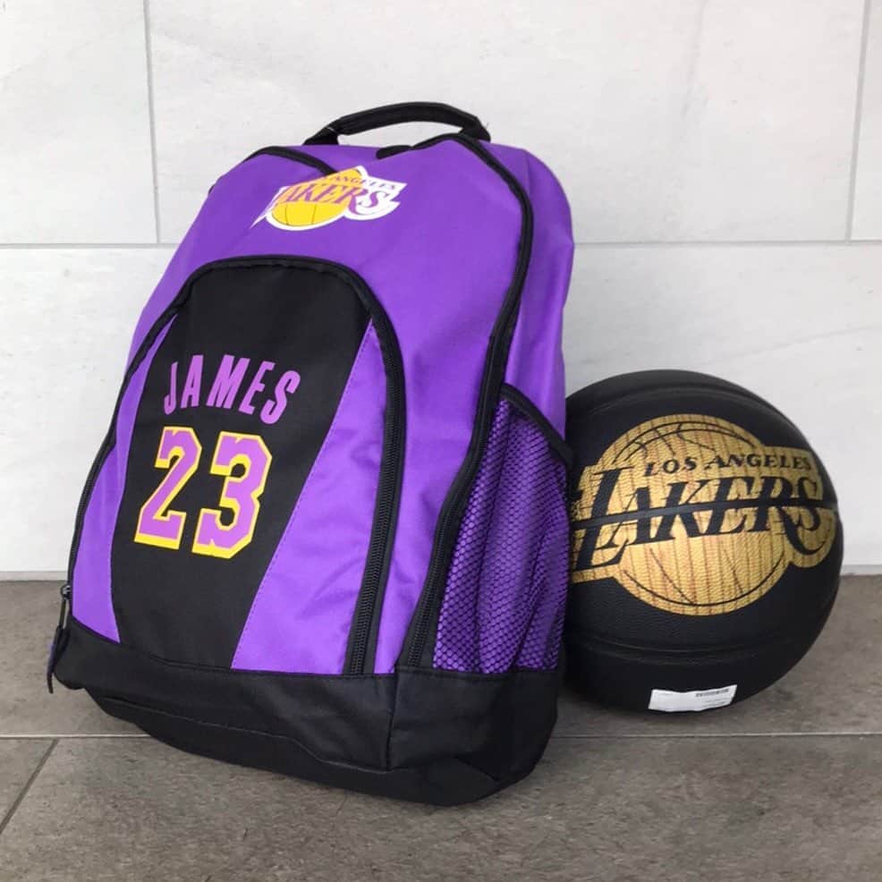 のインスタグラム：「.﻿ キングレブロン👑﻿ プレイオフ歴代最多勝を記録しましたね！！﻿ まさにプレイオフモードアンストッパブル！！！！﻿ ﻿ 今日の試合後のインタビューでは、ADがレブロンを待っている姿が映っていて二人の関係性の良さに朝から胸熱になりました🥵❤️❤️﻿ ﻿ ﻿ ※ボールも販売中。(税込)5500円です！﻿ ﻿ ﻿ #nba #nba好きと繋がりたい #レイカーズ #lakers #kobe #コービーブライアント #コービー #バックパック #リュック セレクション新宿 #セレクション大阪 #kobebryant #ブラックマンバ #blackmamba #レイカーズコーデ #レイカーズ好きと繋がりたい #nike #ナイキ #レブロンジェームズ #アンソニーデイビス #カイルクーズマ #レブロン #キングレブロン」