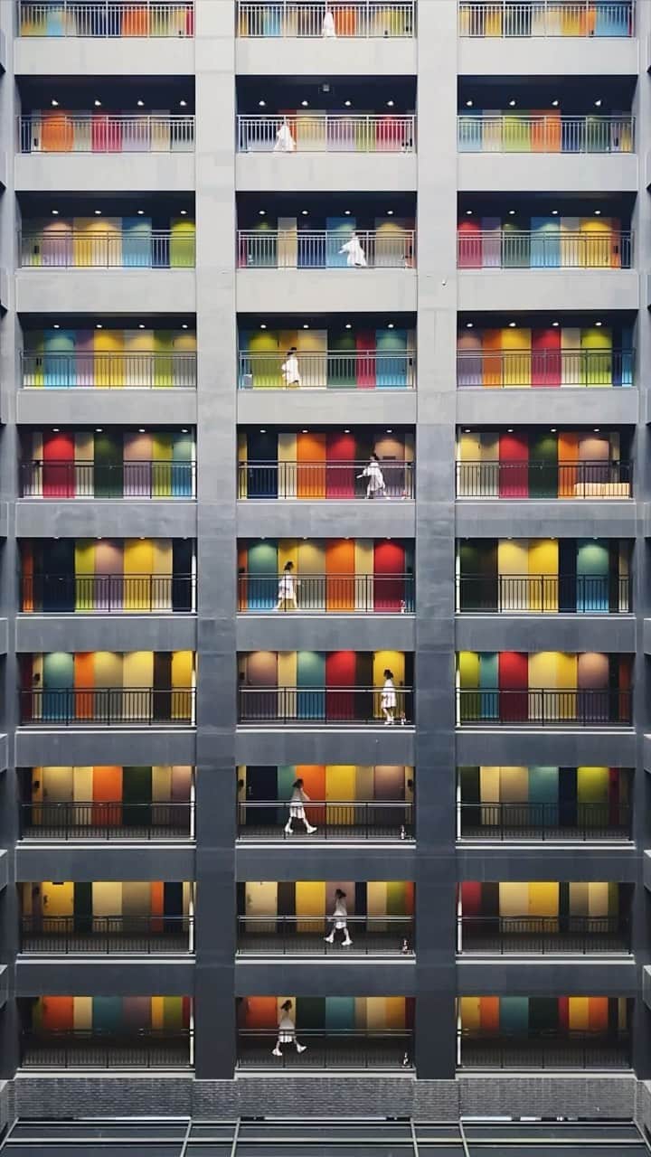 R̸K̸のインスタグラム：「Raise your head, stride up to the corridor, bring all the colorful minds out on the fashion runway. Feel the beat of music. There's lots of room to express yourself creatively. W/ @iam.mina_wee  #reels #instagramreels」