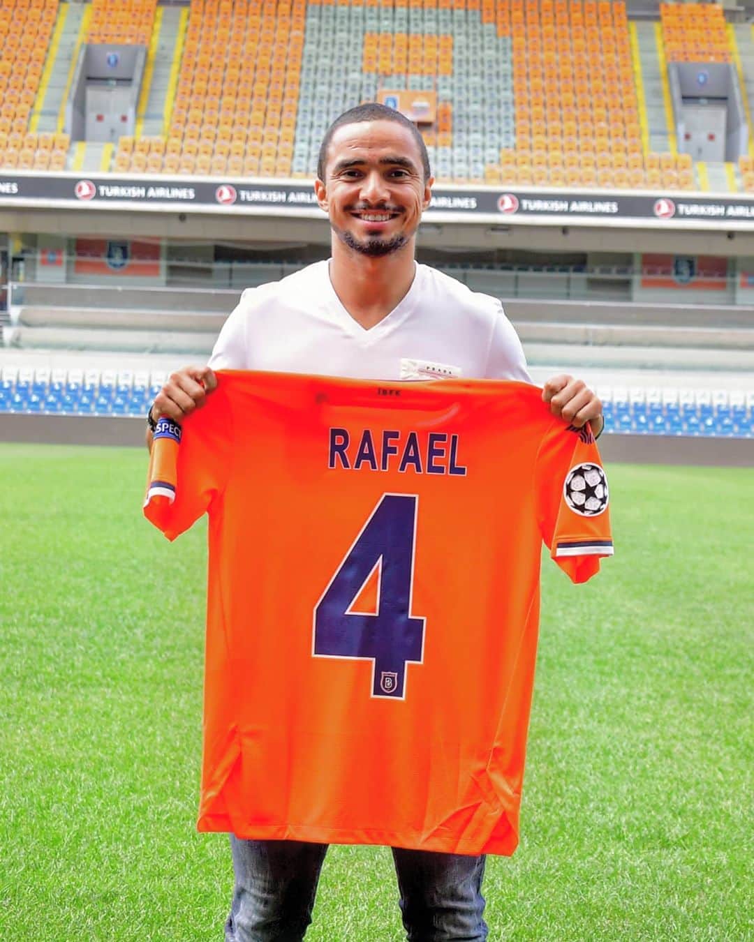 UEFAチャンピオンズリーグさんのインスタグラム写真 - (UEFAチャンピオンズリーグInstagram)「Which club do you associate Rafael da Silva with most?  📸: @ibfk2014  #UCL #transfer #signing」9月9日 21時06分 - championsleague
