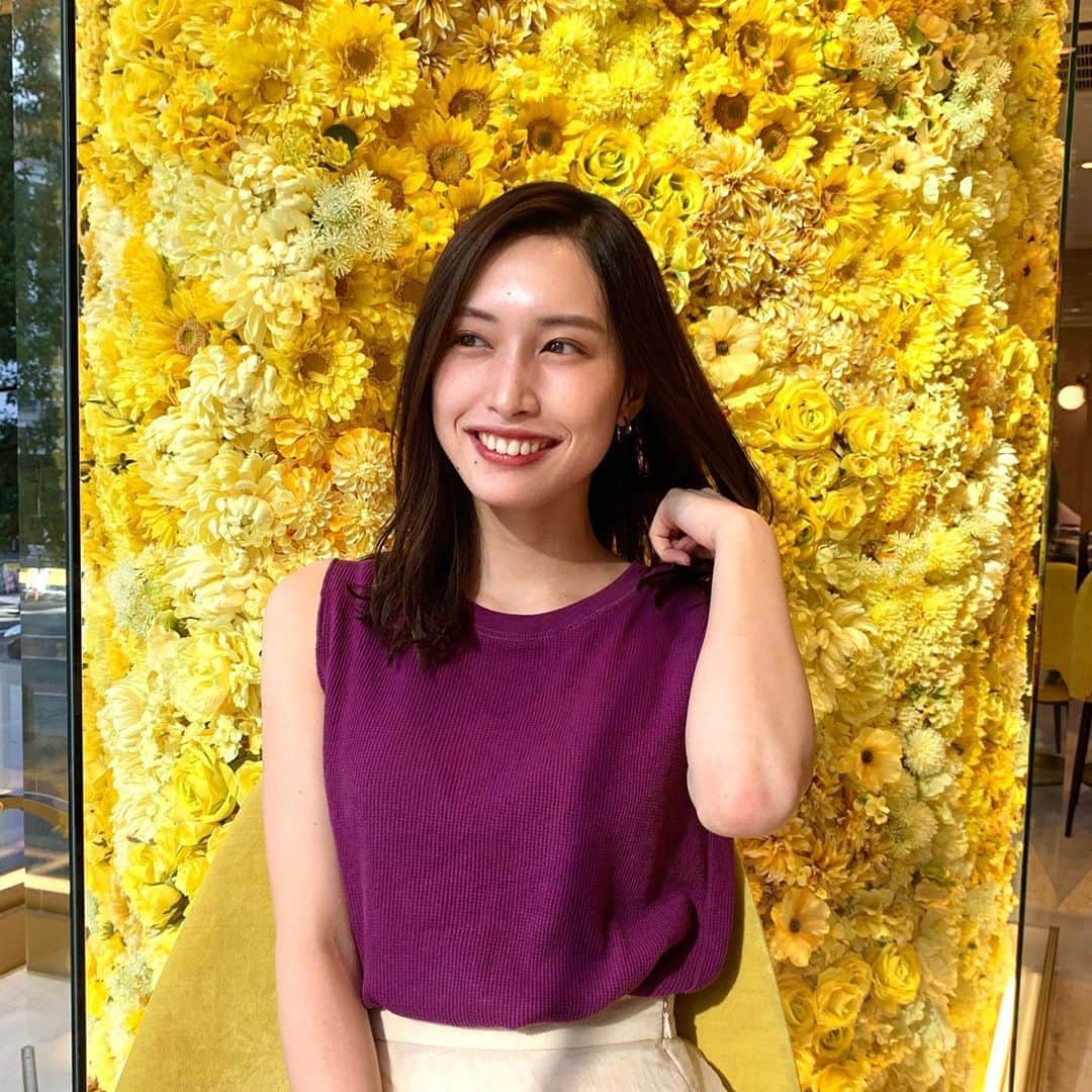 糸川菜央のインスタグラム：「先日大学の友達と L'OCCITANE Cafeに行きました〜！  パフェの上にのってるアイス美味しすぎだし、座った席の後ろの壁が可愛すぎ🥺❣️  ちなみに私は、紅茶はストレート派！！コーヒーもブラックが好き！  今日も #なおポチ 待ってます🌼  #ミス学習院コンテスト2020 #ミス学習院 #学習院大学 #ミスコン #大学ミスコン #2020 #ロクシタン #ロクシタンカフェ #loccitanecafe #紅茶 #パフェ #カフェ」