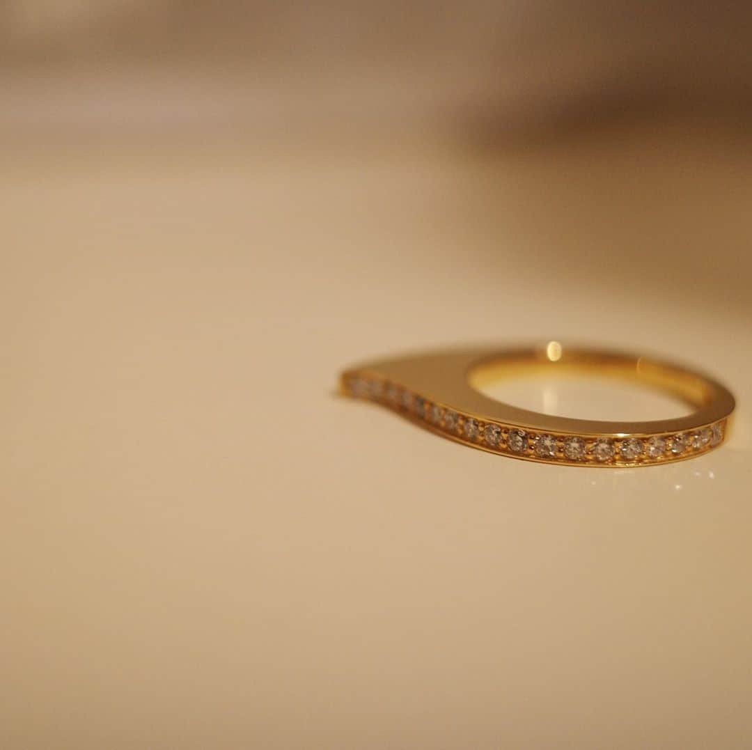 高垣麗子さんのインスタグラム写真 - (高垣麗子Instagram)「・ ・ ・ @yon__jewelry   柔らかな曲線にラボグロウンダイヤモンドが贅沢に輝く✨ YONのジュエリーリング✨  大切に身につけていこう😌  ・ ・ #yon #jewelry」9月9日 21時11分 - reikotakagaki