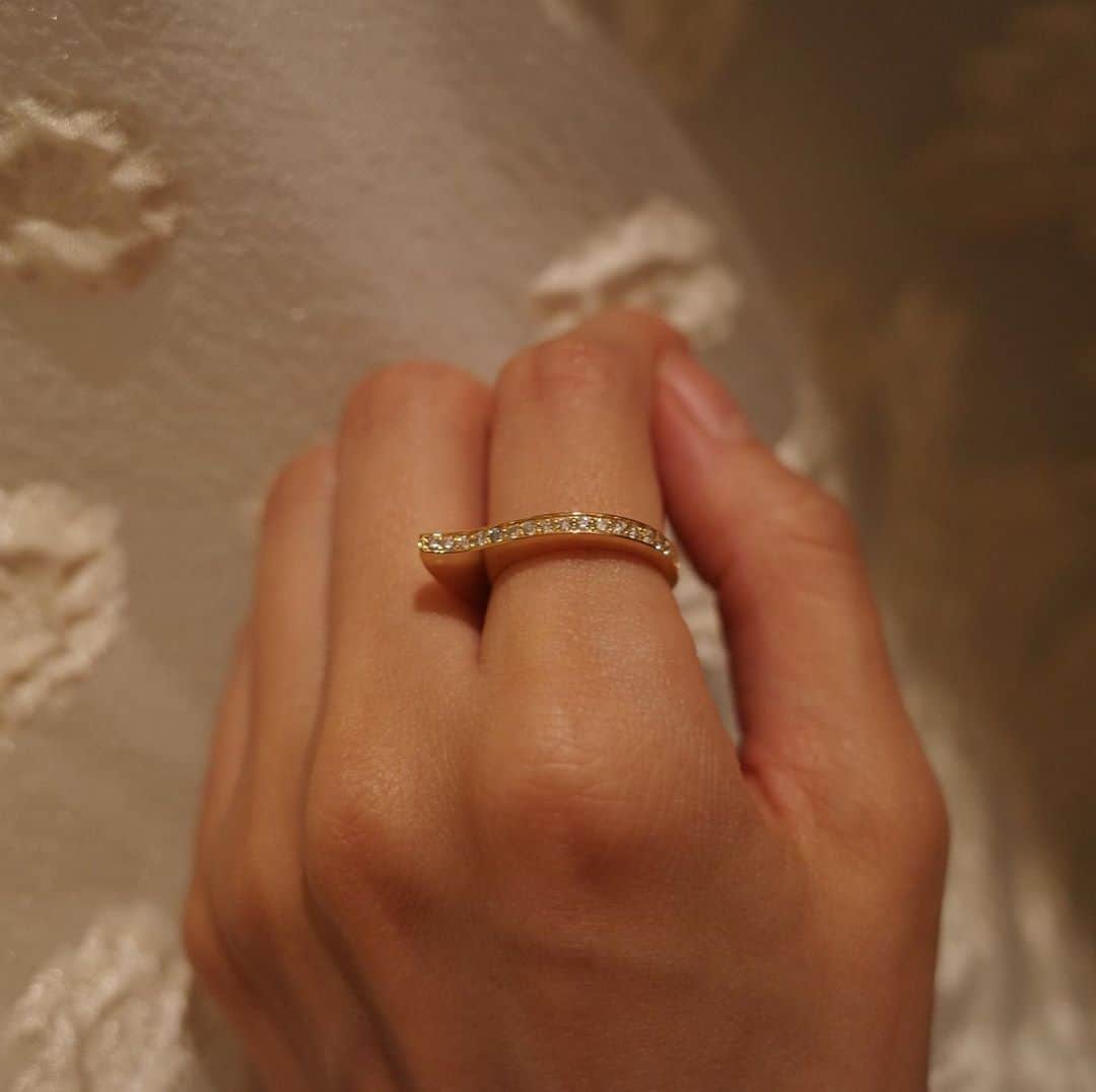 高垣麗子さんのインスタグラム写真 - (高垣麗子Instagram)「・ ・ ・ @yon__jewelry   柔らかな曲線にラボグロウンダイヤモンドが贅沢に輝く✨ YONのジュエリーリング✨  大切に身につけていこう😌  ・ ・ #yon #jewelry」9月9日 21時11分 - reikotakagaki
