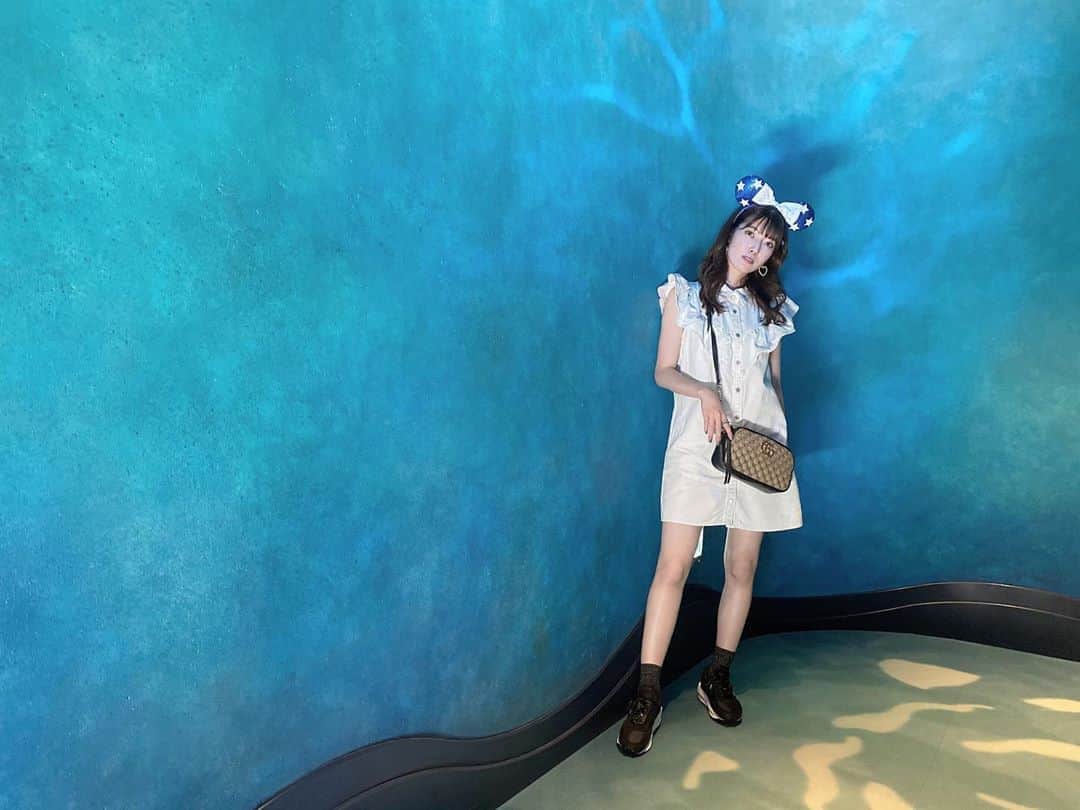 日下部美愛のインスタグラム：「1年ぶりのディズニー💙🦋 (マスク警察防止で写真撮るときだけマスク外してます)  #disney #disneyland #disneysea #ディズニー #ディズニーシー  #ディズニーコーデ #カチューシャ #ホワイトコーデ #tokyodisneyresort #tokyodisneysea」