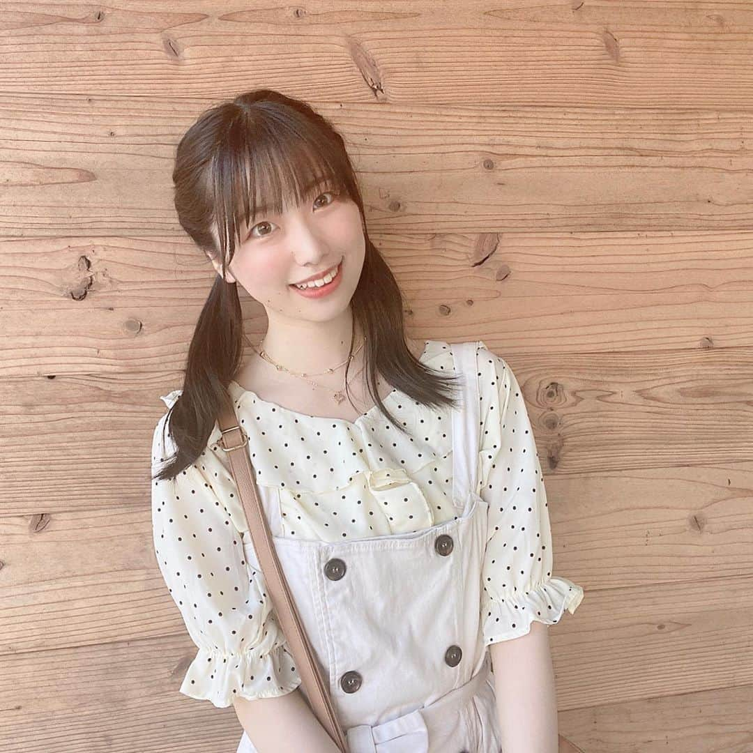 小川紗奈のインスタグラム：「もう夏服じゃなくて秋服着る季節になってきてるんだな〜と感じた今日です。。。﻿ ﻿ 秋はさつまいもと栗のスイーツを食べ尽くしたいです﻿ ﻿ ﻿ ﻿ #ホワイト #オールホワイト #夏コーデ #ワントーンコーデ #ブラウス #サロペット#淡色コーデ #淡色女子」