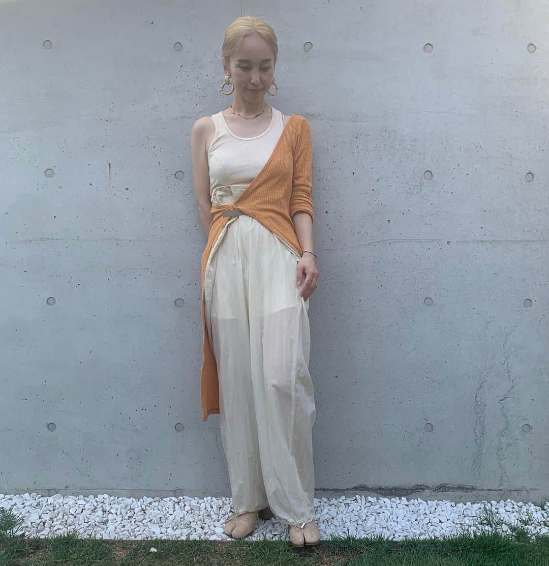 nanako itoのインスタグラム：「秋になってやっと着れたカーディガンは春に購入したもの。 . 本当はワンピースがセットになっているけど今日はセパレートで。 下に履いたパンツも涼しくて夏はタクんお世話になりました🌿 どちらも　@suzie715  のもの。 . @yko_yuiko いつもお誘いありがとうございます😊」