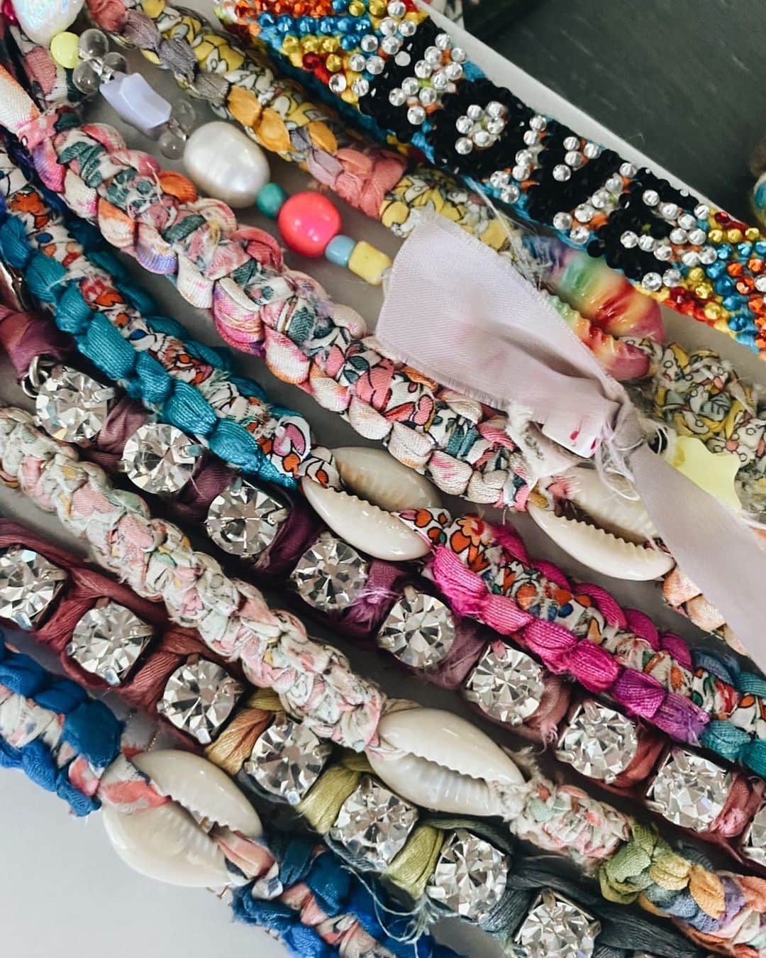 ダニジョーのインスタグラム：「MORE IS MORE 🐚🌈」