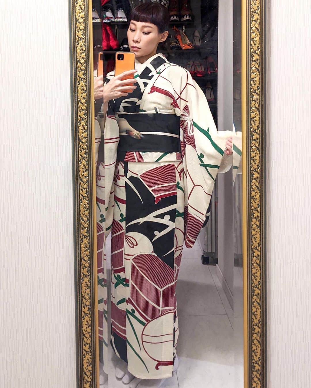 マドモアゼル・ユリアさんのインスタグラム写真 - (マドモアゼル・ユリアInstagram)「昨日アップしたお着物について👘 色んな形の虫籠と露芝模様の単の着物。山が描かれた染めの絽の名古屋帯、羽織は絽縮緬でトンボが刺繍されています。 昔の虫籠のデザインってオシャレ😳 帯留めはルーサイトで出来た蝉のブローチです🤣多分1940年代くらいの物だと思います👀 #アンティーク着物 #着物 #kimono」9月9日 21時15分 - mademoiselle_yulia