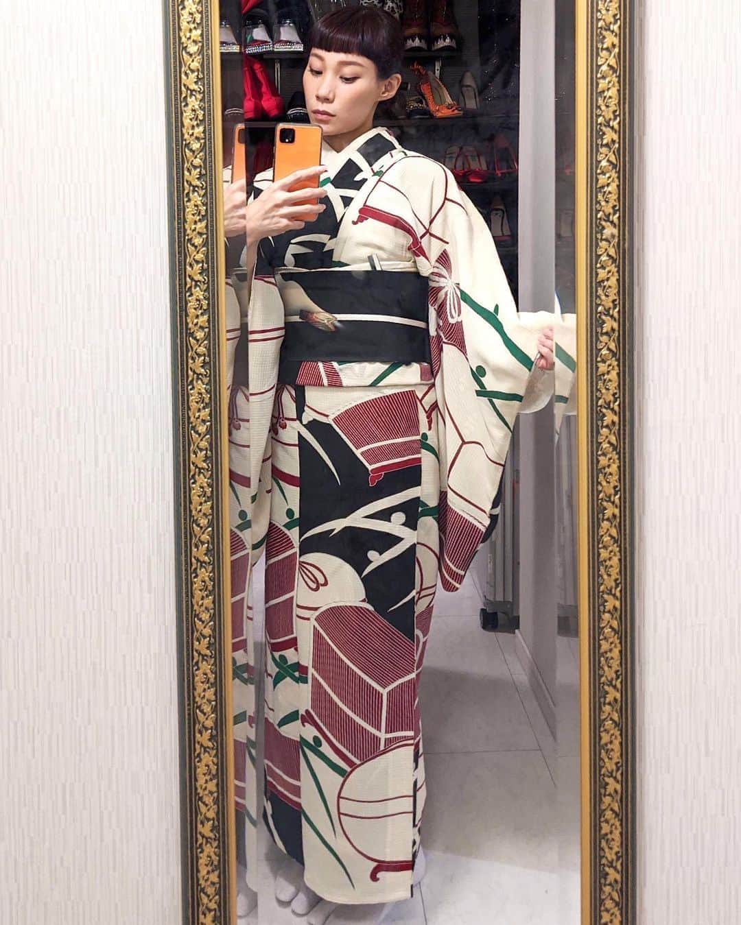 マドモアゼル・ユリアのインスタグラム：「昨日アップしたお着物について👘 色んな形の虫籠と露芝模様の単の着物。山が描かれた染めの絽の名古屋帯、羽織は絽縮緬でトンボが刺繍されています。 昔の虫籠のデザインってオシャレ😳 帯留めはルーサイトで出来た蝉のブローチです🤣多分1940年代くらいの物だと思います👀 #アンティーク着物 #着物 #kimono」
