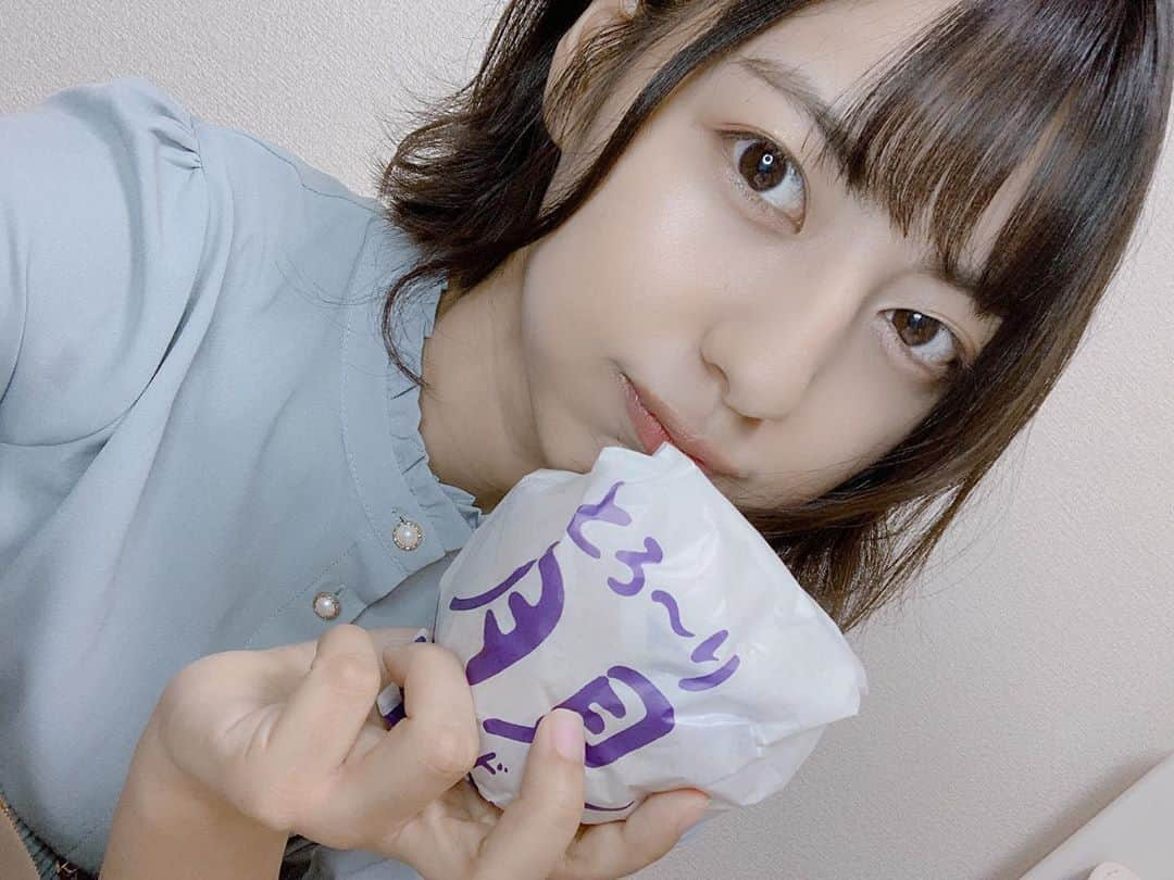 河合くるみさんのインスタグラム写真 - (河合くるみInstagram)「・ ・ #33日目 #100日後にかわいくなるくるみちゃん ・ ケンタは和風チキンカツサンドしか勝たん💘 ・ ・ #ケンタッキーフライドチキン  #ケンタッキー #和風チキンカツサンド #月見和風チキンカツサンド #月見 #月見バーガー #kfc #カーネルサンダース #カーネル生誕祭 #カーネルズデー #今日ケンタッキーにして #裸眼 #裸眼メイク #セルカ #自撮り女子 #フォローミー #followme #hamburger #Kentucky #kentuckyfriedchicken #japan #kawaii #instafood #おなかいっぱい」9月9日 21時27分 - 6v6_krm