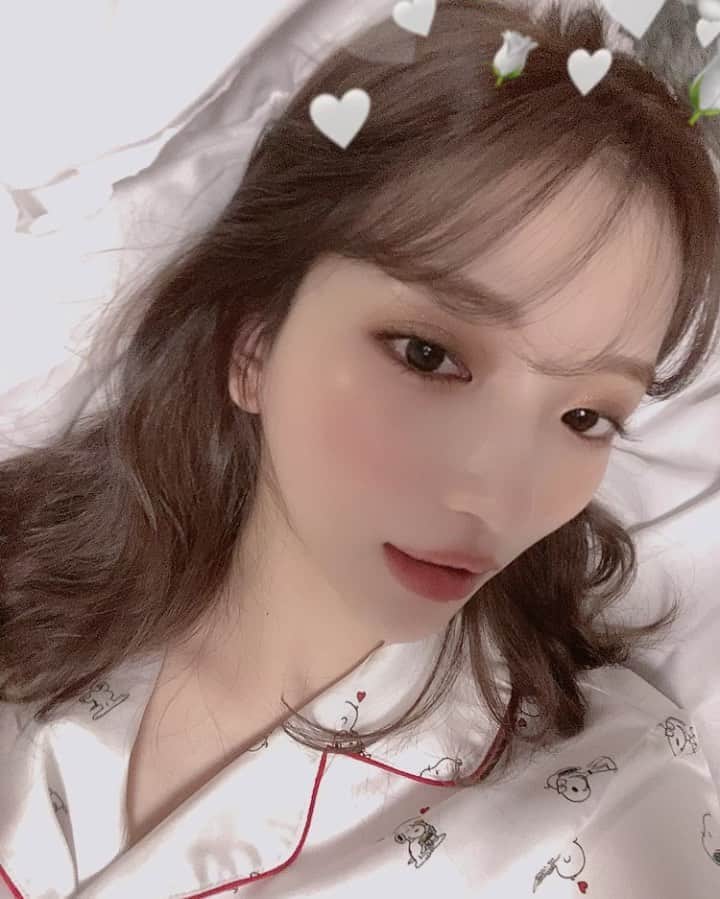南りほのインスタグラム：「新しい髪色と新しいネイル🤎 今回お気に入りすぎてめちゃくちゃhappy🧸💖 髪とネイルと脱毛はすべてlapisでお世話になってます🤣💓 これからもよろしくお願い致します、、🤍 2枚目に私の担当さん達をタグ付けしてるから見てね💗」