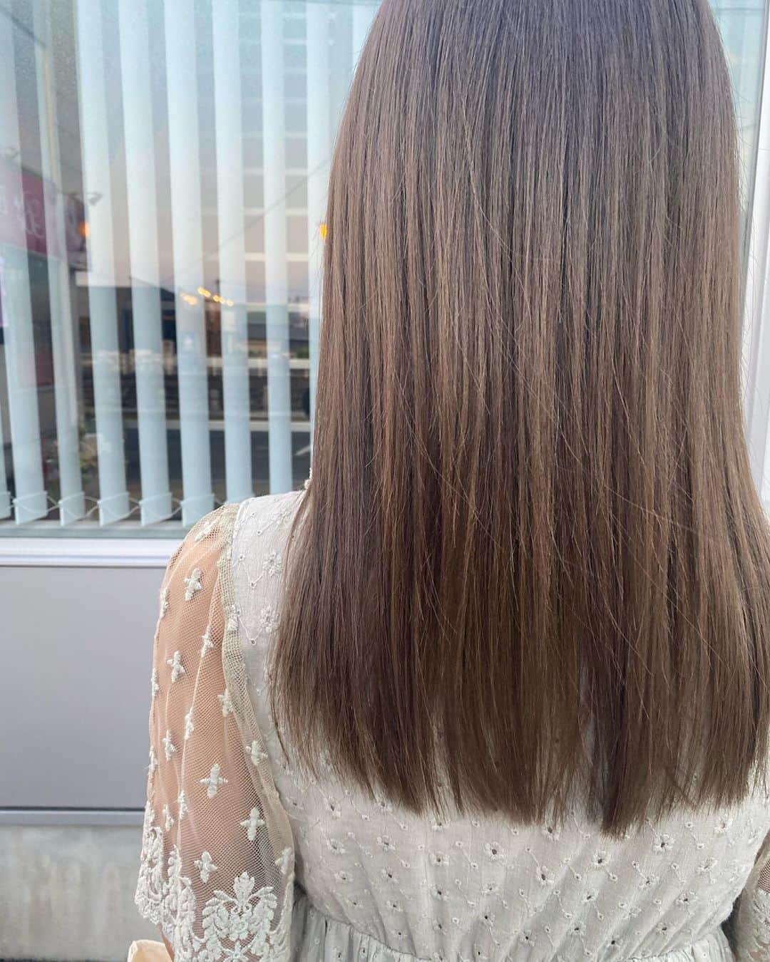 松田 美奈子さんのインスタグラム写真 - (松田 美奈子Instagram)「今日は美容室🧚🏻久々にストレートにセット🌿 カラーは自然光で撮ったけどちょっと写真と色が違うんだけど、ブリーチ後にベージュベースにグレーを少し混ぜてもらいました🧚🏻 . #ストレートヘア」9月9日 21時36分 - minacoro_