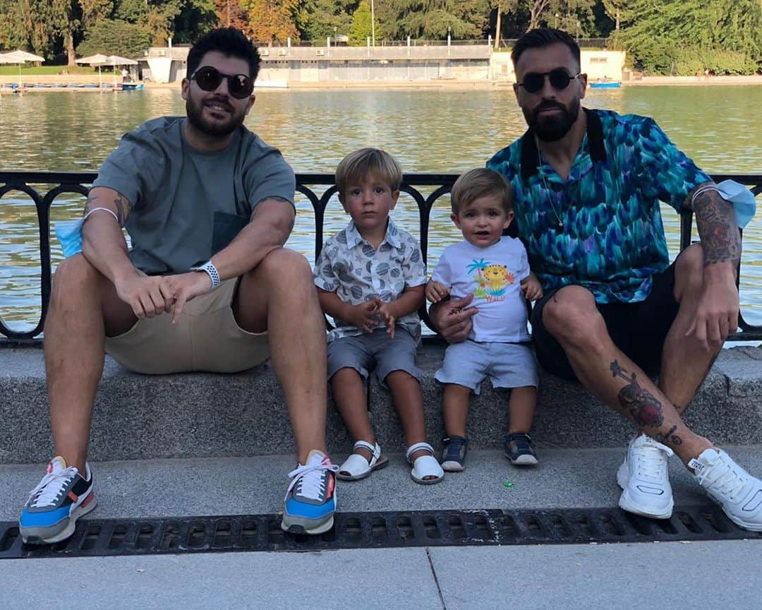 アントニオ・ルナのインスタグラム：「Así pa siempre 👨‍👨‍👦‍👦❤️」