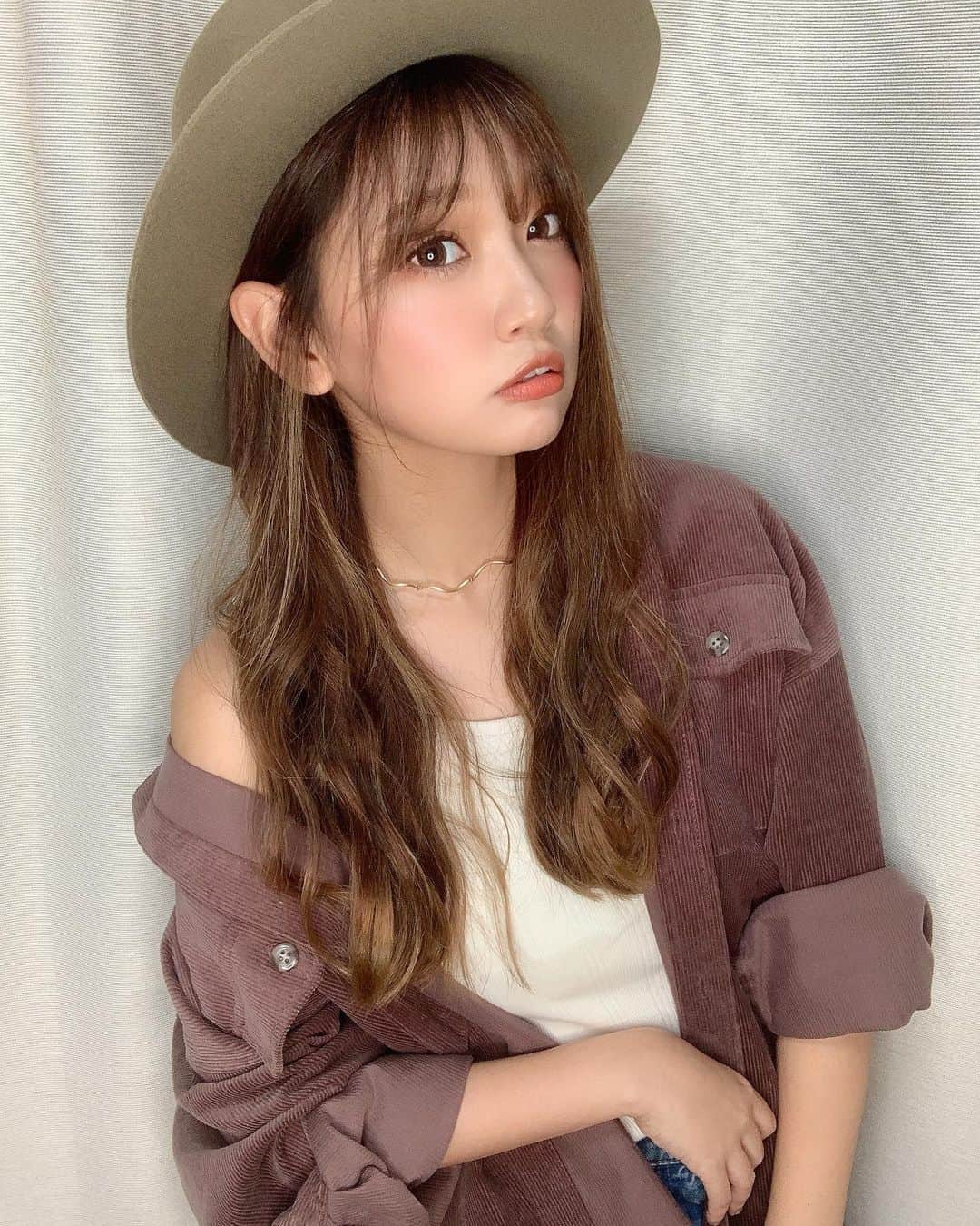 いっちゃん/嶋津 いつみのインスタグラム：「. . 今日はちょっと涼しいから 秋コーデを…🍁✨ . . . . とりあえず手っ取り早く 羽織れるものをゲットするべし🙆‍♀️❤️ . . . . . @marika_kajiwara  が1からデザインした コーデュロイのシャツ✌🏻 . . . 前が短めで 後ろは長めのデザインになってるから バランス取りやすい おっきめのポケットとオーバーサイズ感が 華奢に見せてくれるで💓💓💓 . . . . . スタイルアップして見えるデザインのお洋服あるから 見てみて欲しいー🥺💕 . . . ジャガードのパンツもめっちゃ綺麗やったから 私は次それ狙ってる😎✨w . . @sheer_flow  ↑↑↑ここから見に行けるよー🥳 . . . . .  #SHEERflow #SHEER #関西  #関西サロモ  #サロンモデル #サロモ #いっちゃん  #フリーモデル #関西モデル  #あざといっちゃん #かわいっちゃん #いっちゃんコーデ #ブライダルモデル #アレンジモデル #ヘアカラー  #ヘアアレンジ #くしゃ顔」