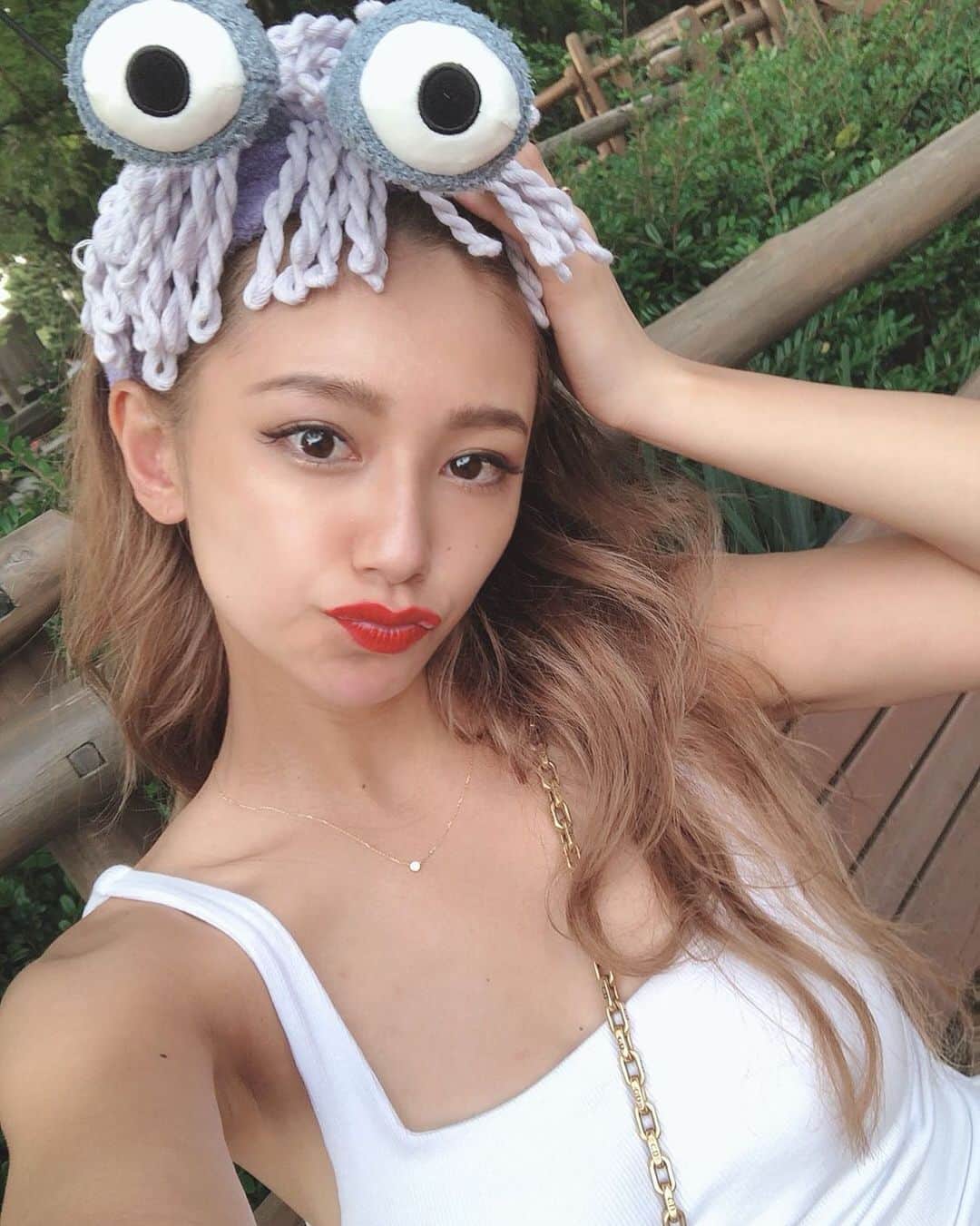 椿彩加のインスタグラム：「. 昨日はいつぶりか分からない ディズニー🏰❤️ とにかく待ち時間なかったし あいりとこはちゃんとあいりママで たのしすぎたーっ！！ 早くまた行きたい🥺  #久々の #ディズニーランド #頭に乗ってるの #モップじゃないよ #モンスターズインク #ランドール #だよ #かわいいっしょ #家ではモップとして #活用するよ #赤リップ #内側だけ #剥げる #あるある #disney #disneyland #selfie」