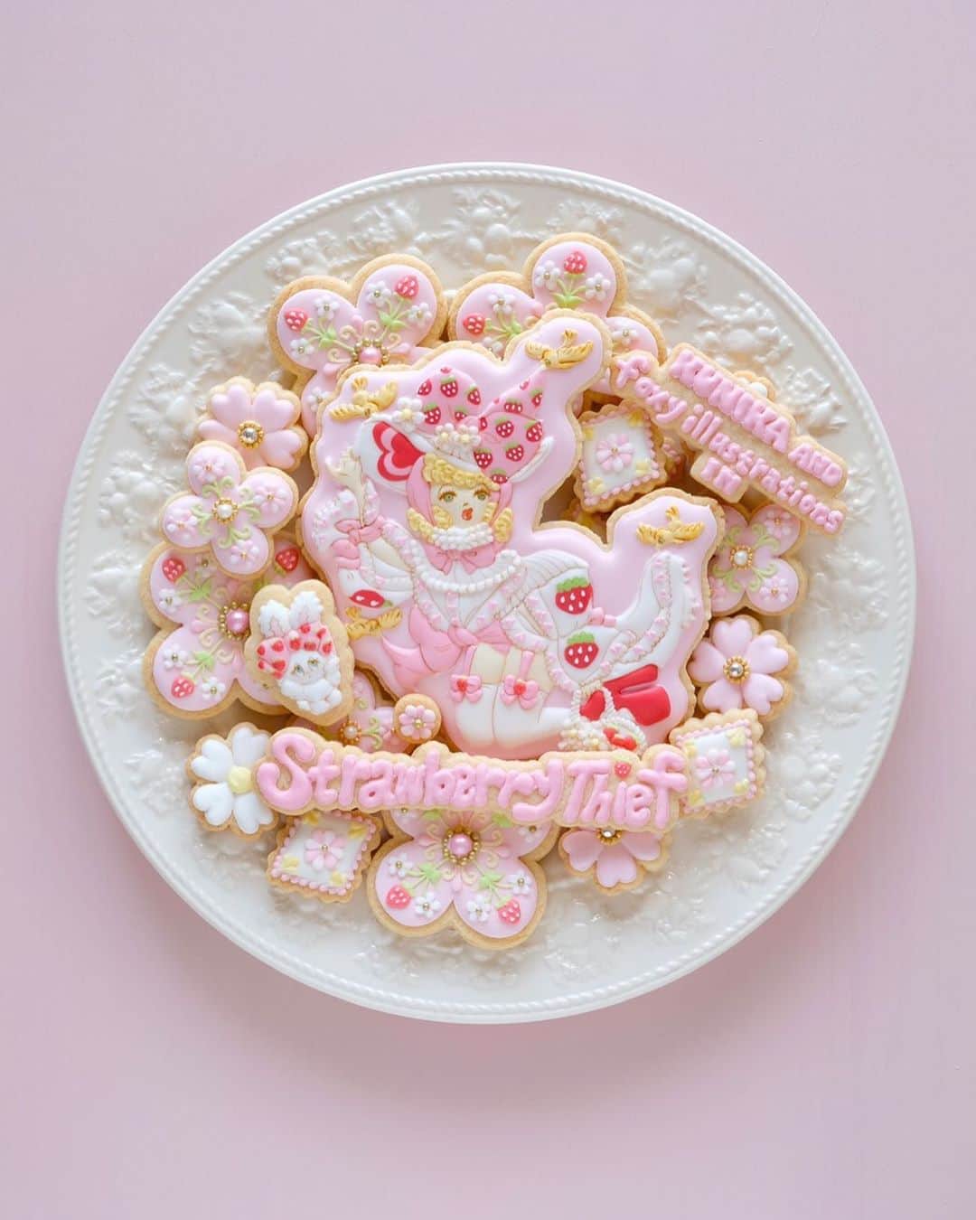 KUNIKAのインスタグラム：「KUNIKA and foxy illustrations in Strawberry Thief cookies🍓﻿ ﻿ @____foxy____ さんとのスペシャルコラボレーショングッズは9月11日(金)20時に発売開始です🤍﻿ 一ファンだからこそ作るのがめちゃめちゃ緊張しました...!!!🍓﻿ このお皿にごちゃっと盛ったカットもお気に入りです🥰﻿ アイテムはストーリーズで紹介しますね🤍」