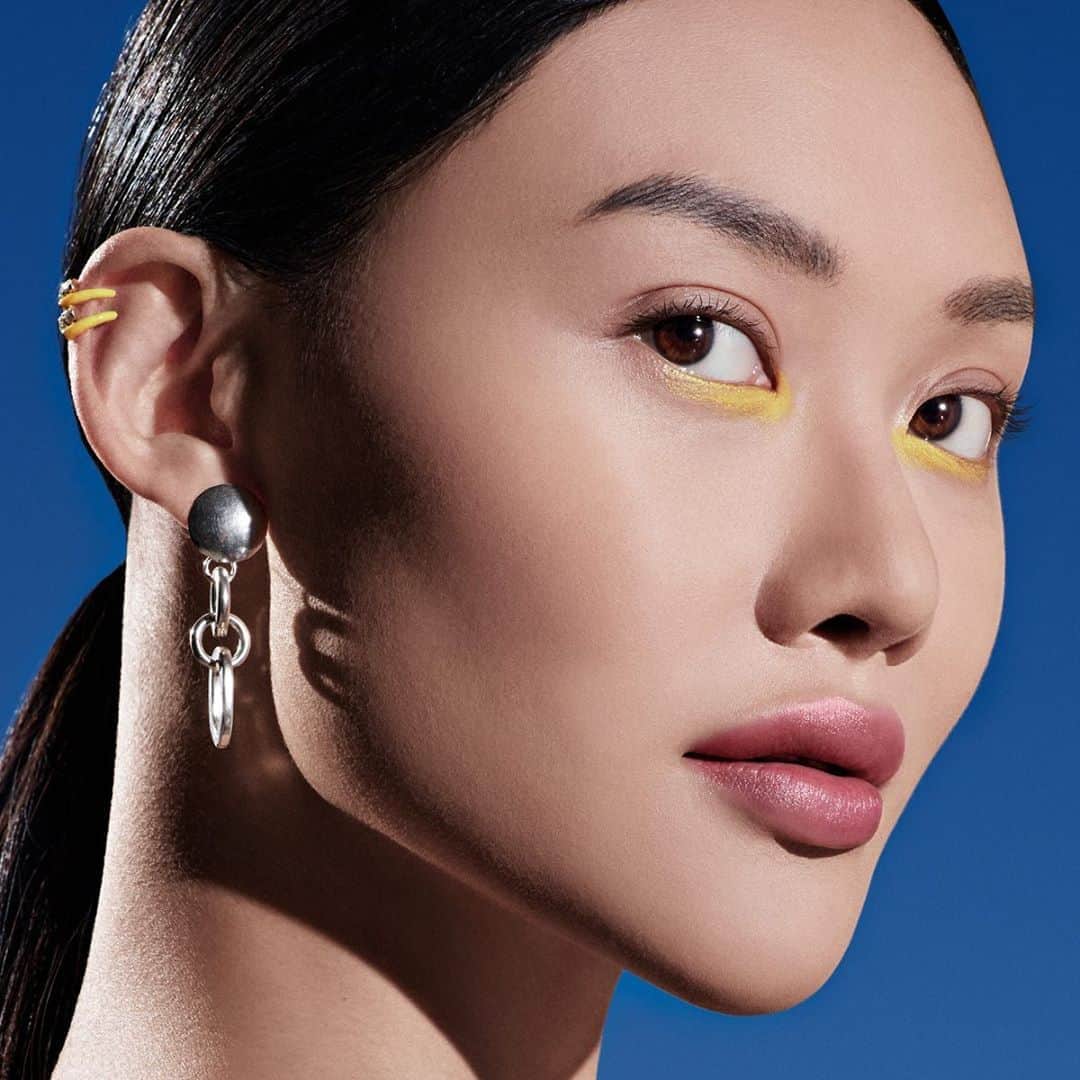 M∙A∙C Cosmetics Japanのインスタグラム：「カバー力と素肌感を保ちながら、隙のない パーフェクトルックをクリエイト✨ #MACStudioFix #MACスタジオフィックス ㅤ 仕上がりはそのままに、保湿成分でしっとり感をプラスする「スタジオ フィックス フルイッド SPF 15」でなりたい仕上がりを自在にコントロールして。 ㅤ 【公式オンラインショップ限定特典】 ☑︎初回ご購入のお客様へ10% OFFクーポンをプレゼント （クーポンコードwelcome） ㅤ #MACCosmeticsJapan #MACCosmetics #MAC #MACコスメ #マックコスメ #コスメ#コスメ紹介#コスメ好き#コスメレポ #化粧品 #デパコス #コスメ部 #コスメマニア#秋メイク#リキッドファンデーション#リキッド#透明感#透明感メイク#時短メイク#ベースメイク#潤い#潤い肌#保湿#ツヤ肌#ツヤ肌メイク#ファンデーション#カバー力#毛穴レス」