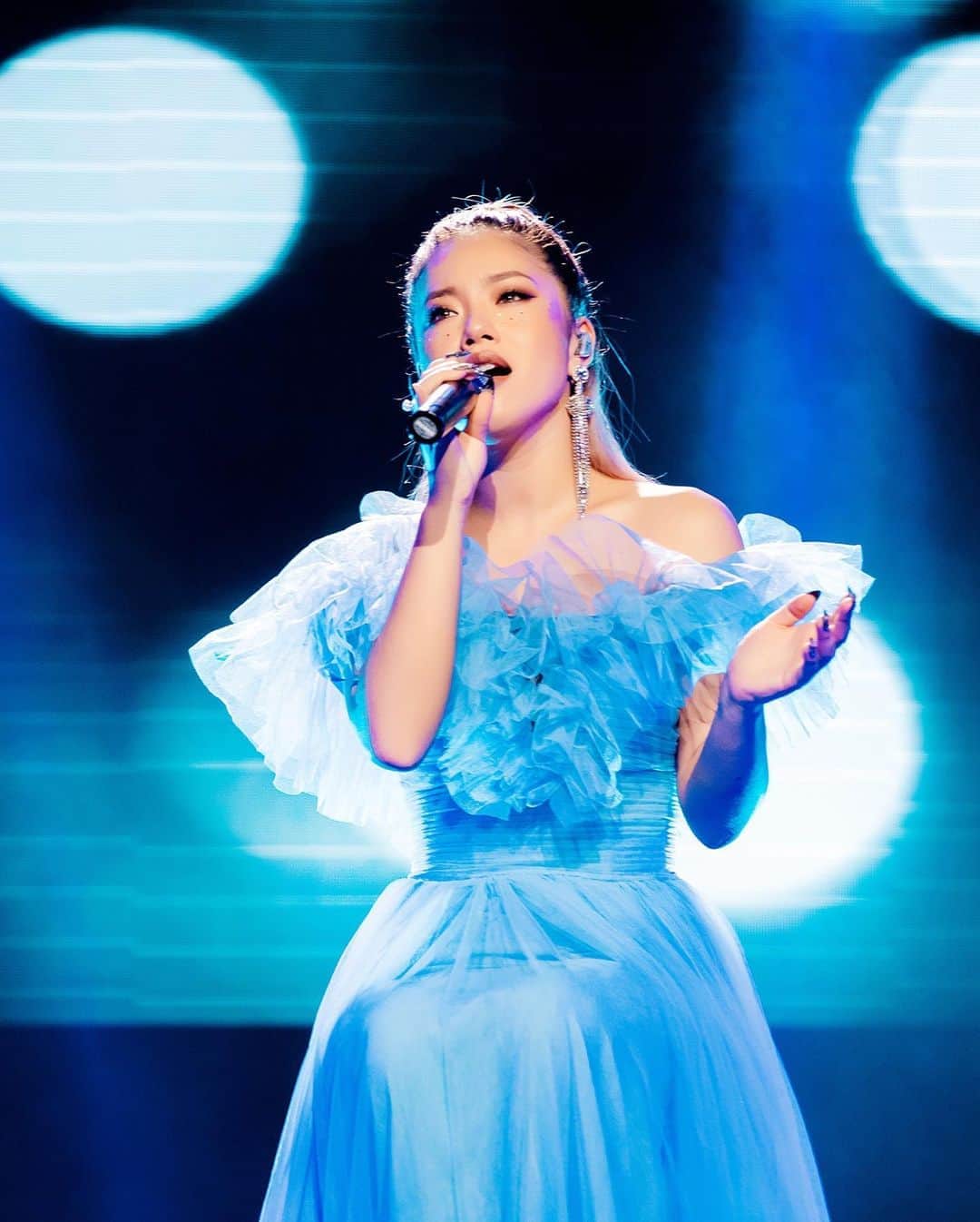 Pronoviasさんのインスタグラム写真 - (PronoviasInstagram)「Chinese singer Naomi Wang @naomiwongjv wearing the TR Style 158 from the New #PartyEdit2020 Collection by @thomasandrevasseur at A-Nation Online 2020 Concert. Discover it on the link in bio. #Pronovias #ThePartyEdit #NaomiWang」9月9日 21時42分 - pronovias