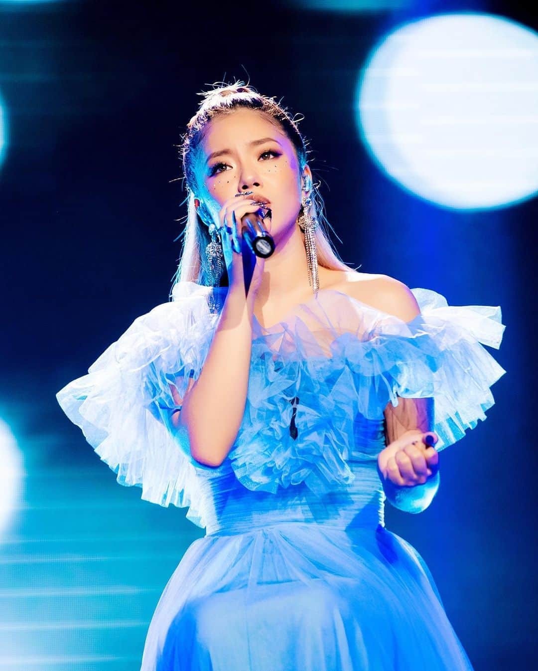 Pronoviasさんのインスタグラム写真 - (PronoviasInstagram)「Chinese singer Naomi Wang @naomiwongjv wearing the TR Style 158 from the New #PartyEdit2020 Collection by @thomasandrevasseur at A-Nation Online 2020 Concert. Discover it on the link in bio. #Pronovias #ThePartyEdit #NaomiWang」9月9日 21時42分 - pronovias