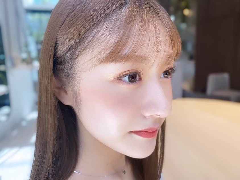 加藤美南のインスタグラム：「私カラコンは断然ナチュラル派なのですが、OvE(オヴィ)のカラコン凄いナチュラル！！！まずレンズがとても柔らかくて長時間つけてても全然大丈夫なの初めてかも😳あと黒目の中に光を取りこんでるキラキラの目になる✨あとはサイズ感も私的に凄く良かった！！！PRとかじゃなくて本当におすすめなのでみんなにもこの感動届いてほしいなと思ってました☺️🥳 写真は1番をつけてます🧚🏻  #ove #オヴィ#カラコン」