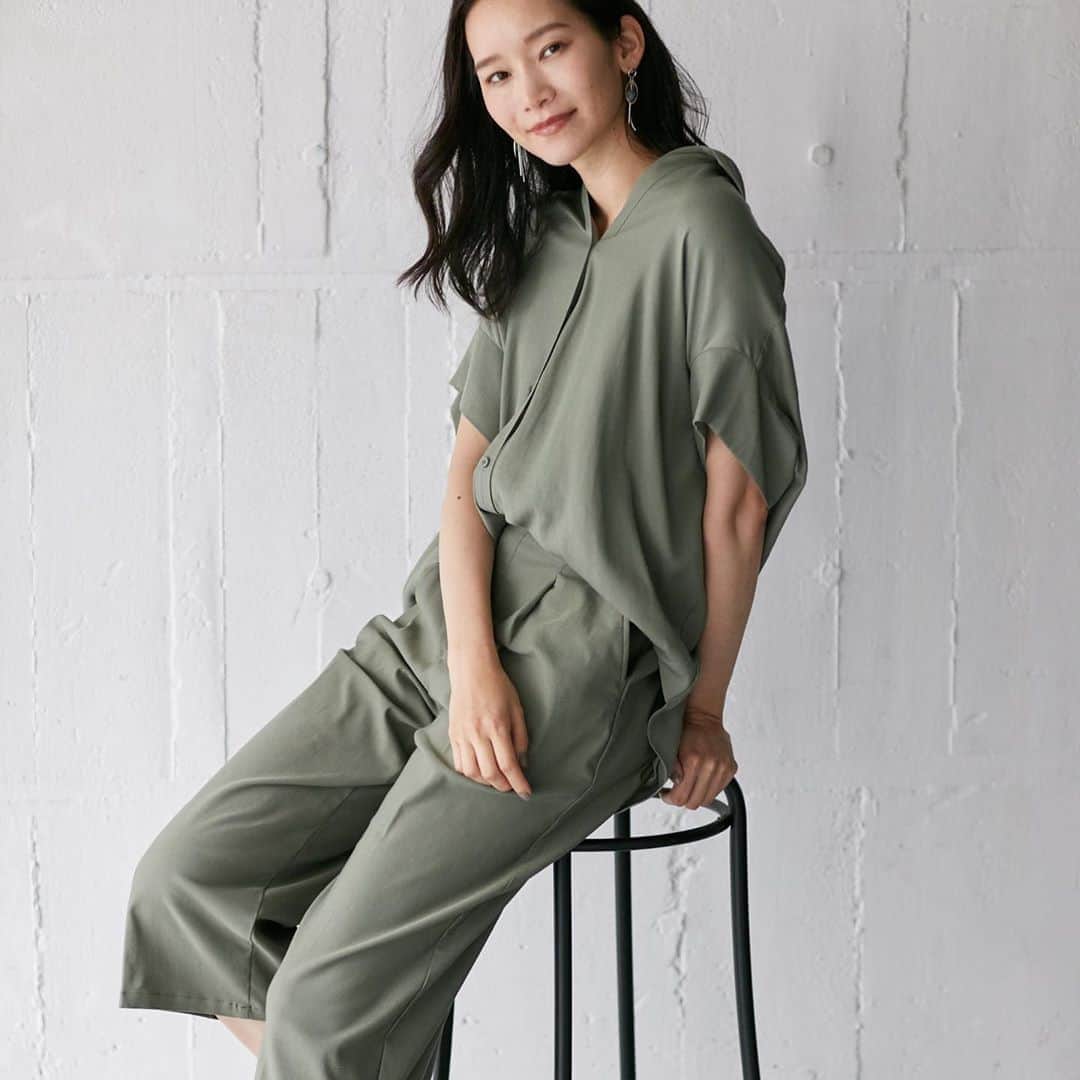HusHusHのインスタグラム：「【HusHusH LADIES】﻿ シリーズ累計４５万本 らく美パン  デビュー依頼、多くの方に人気のらくだけど きれい見えらく美パンシリーズ。  ワイドクロップドは、 一日中快適に穿けるストレスフリーなパンツ。お直しいらずでスタイルが決まる、ベストな丈感が嬉しい。 オンスタイルではとろみのある上品なシャツをタックインして、セットアップ風のこなれた着こなしに仕上げました。 お気に入りの1枚がきっと見つかる✨  【シアバター配合/手洗いOK】らく美パン（ワイドクロップド） ¥3,999(本体)+税  ドルマン風5分袖スキッパーシャツ ¥2,999(本体)+税  ら・く・こパンプス（ヒールアップ） ¥3,999(本体)+税  @hushush_official﻿ プロフィール画面﻿ にありますURLリンクサイト﻿ ぜひ特集をご覧くださいませ﻿✨ ﻿ #ハッシュアッシュ #ハッシュアッシュfan #hushush」