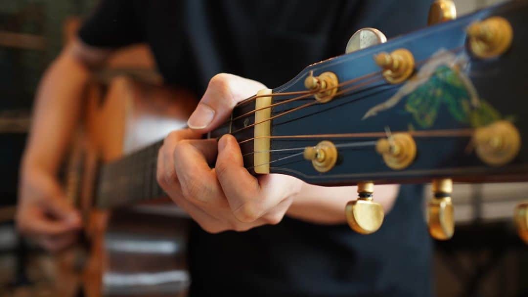 近藤薫のインスタグラム：「良い曲出来ました。 #graven #guitar #acoustic」