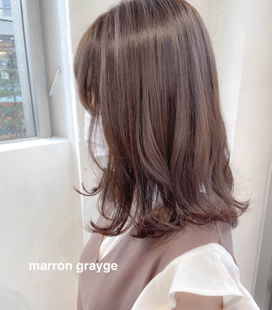 佃加菜のインスタグラム：「marron grayge🍂 鎖骨mediumにカット ゆるく巻いても毛先が整うように♡ 秋らしくこっくりとした色合いが秋服に似合います😊 .」