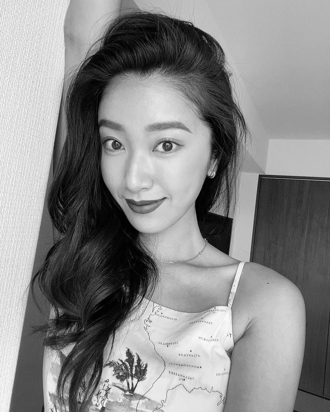 恵里花のインスタグラム：「髪をもう少し短くしようか絶賛悩み中…💇🏻‍♀️💭」