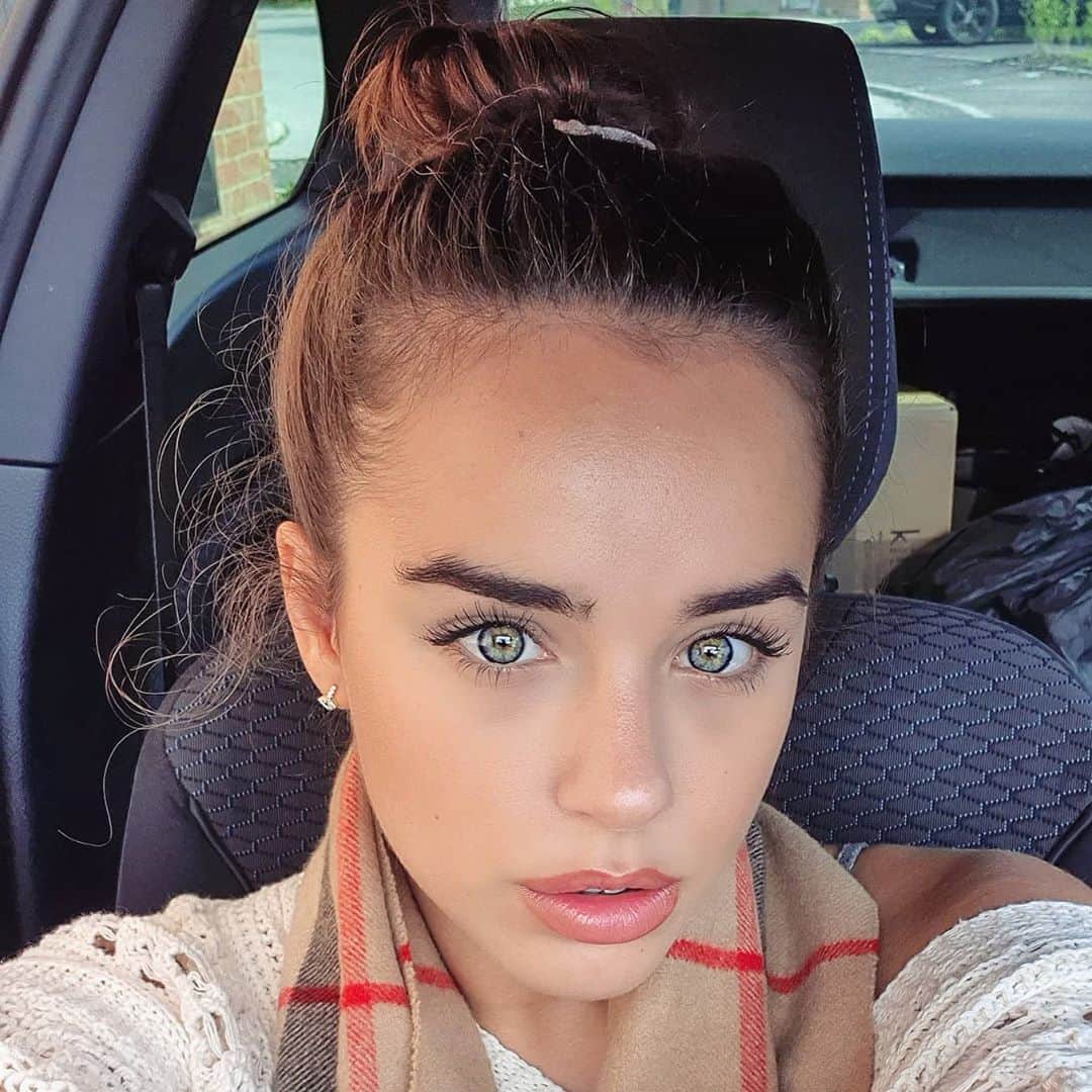 ジョージア・メイ・フットのインスタグラム：「My foreheads bigger that yours so nerrr」