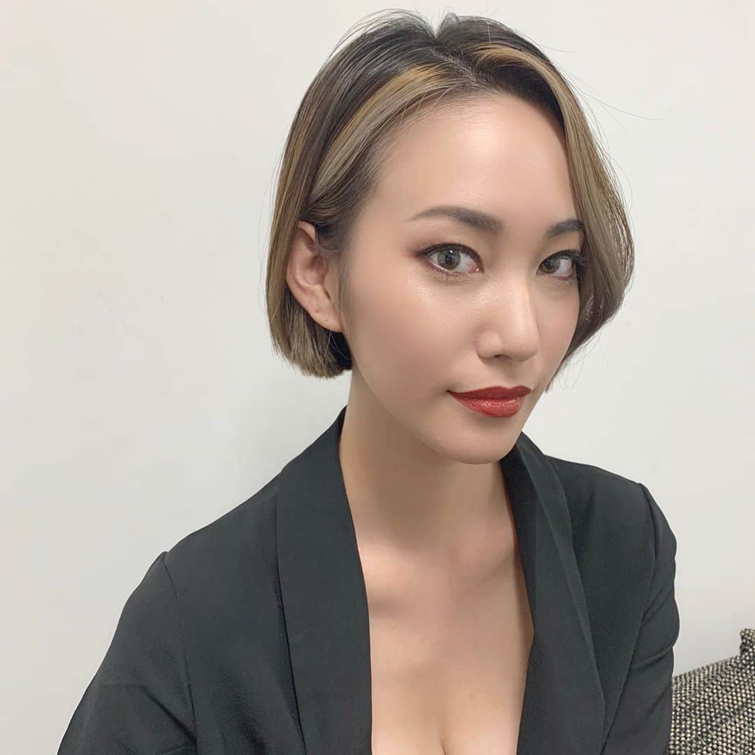 藤本奈月のインスタグラム：「藤本奈月は、一体なにをやっているのか？  ストーリーズをチェックしてくれてる人の中では疑問だらけだと思う。 「こいつは一体何をやっている人なんだ？」と。 今日はとりあえず完結にだけど、並べてみようと思う。 ひとまず、 【月乃と緋月】2児の母である。 3歳の長女と、6ヶ月の次女、姉妹の母です。 【モデル　藤本奈月】もうこちらは本当、ごく稀にたまにです。 メインは、 【株式会社GYPSY&CO】の代表取締役である。 ・モデルオフィス　GYPSY MODELS ・モデルスクール　GYPSY＋ ・セルフホワイトニング&フェイシャル　GYPSY SPA ・レンタルスタジオ　STUDIO GYP ↑ひとりで総括してます。  【THE LANG HOTEL Hakata】の企画、広報である。 元もと、企画屋さんでも広報屋さんでもないですが、支配人との相談で私に出来る事はここかな、と。 サロンはここのホテル2階です。  正直なところ、モデル以外のところはプロでは無いからまだまだ探りながらな状況ですが ガムシャラにやってます。 それでもご一緒してくださる皆様に感謝して、しっかり整理整頓しながら情報発信しなければと思ってます🌼  近日中にローンチするのは… …モデルキャンプオンライン …THE LANG HOTEL Goto利用コラボ企画 …新人モデルオーディション募集  この写真、このメイクが気に入ってて使いまわしだけど、仕事女！感がラブなの。  . . . #福岡#博多#モデル#モデル事務所#モデルスクール#model#セルフホワイトニング#セルフエステ#セルフフェイシャルエステ#レンタルスタジオ#ホテル#ホテルステイ」