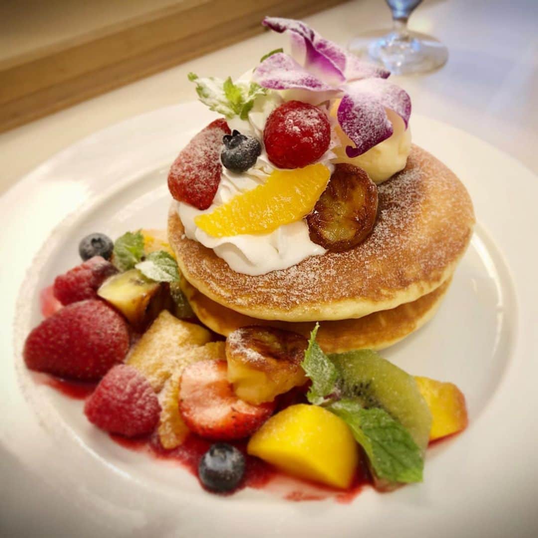 のインスタグラム：「・ 今日は打ち合わせ🥞パンケーキ😆💕 ホント、できない私をいつも色々サポートしてくれて教えてくれる方々、協力してくれるには感謝🥰💓  私には旦那も彼氏も居ないし、色々相談できるような相手も居ないし… 全て自己判断で進めて行かなきゃなので、ホント色々大変だし…  相変わらず携帯作業も多いので... 肩凝りも半端なくて大変🤣💦  応援するとか言う人はよくいるけど… 結局口ばかりの人も多いし… 本当に助けてくれる人ってごく一部の人だし…  自分のコピーロボット🤖作れないかな🤣💕  #スイーツ #スイーツ好きな人と繋がりたい  #スイーツ好き  #パンケーキ #パンケーキ食べたい  #pancakes🥞  #pancakeday  #pancakehouse  #pancakelove」