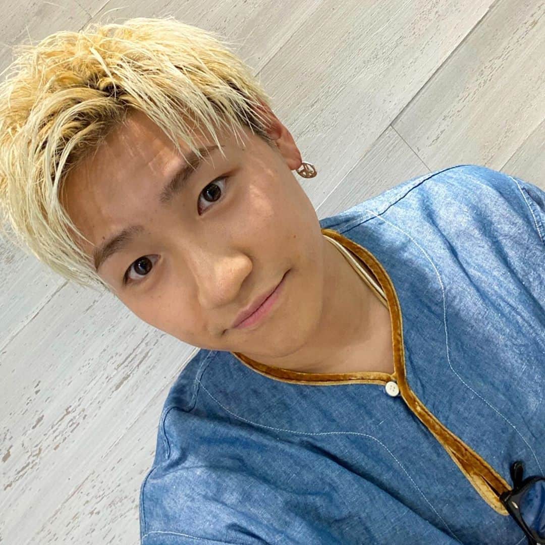 GENERATIONS高校TVのインスタグラム：「隼の自撮り写真🐷🐷🐷﻿ もらいそびれた人に1枚公開しちゃうよ🙋‍♀️﻿ ﻿ GENE高なかのヒトも﻿ LIVE×ONLINE楽しみ！﻿ ということで…﻿ ﻿ "隼のこの曲のパフォーマンスが好き"﻿ "このフリを踊ってる時の隼が好き"﻿ っていうの、みんなはある？🐷﻿ コメントで教えてね🐷🐷🐷﻿ ﻿ 公式Twitter﻿ @gene_kou で検索🔍﻿ -----------------------------------﻿ #gene高 #ジェネ高 #generations高校tv #gene #generations #ジェネ #ジェネレーションズ #generationsfromexiletribe #ldh﻿ #白濱亜嵐 #片寄涼太 #数原龍友 #小森隼 #佐野玲於 #関口メンディー #中務裕太 #ジェネ犬 #geneファンさんと繋がりたい #ldhファンさんと繋がりたい #少年クロニクル」