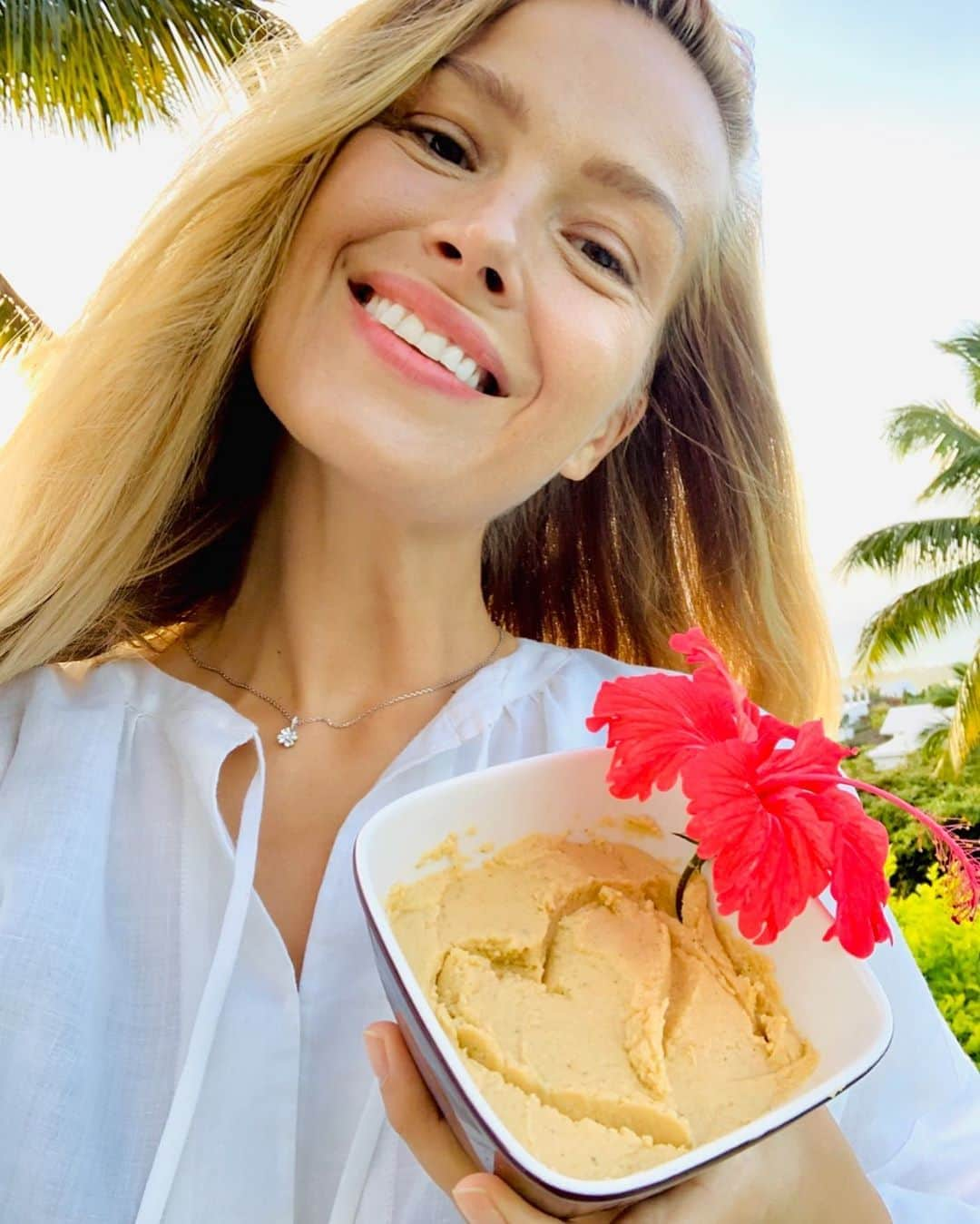 ペトラ・ネムコバさんのインスタグラム写真 - (ペトラ・ネムコバInstagram)「Do you LOVE hummus but don't love feeling bloated? I do 🙋🏼‍♀️  Aside from soaking chickpeas (or any other legume) overnight, I've recently learned some extra tips and tricks to further reduce any gas!   I'm using baking soda and kombu seaweed!   Allowing the chickpeas to soak overnight with a baking soda decreases the family of oligosaccharides (the gas causing stuff) in chickpeas and other legumes!   Then, during the last 30 minutes of cooking my chickpeas I tossed in half a stick of kombu, not only do they deposit a yummy salty flavor, they also leave behind over 85 trace minerals, and since it has glutamic acid it help soften the chickpeas and makes them more digestible!   Triple action for a fully happy action and extra goodness! 😋✨  #WellnessWednesday #FoodHacks #WellnessTips  #HummusLover #Hummus」9月9日 21時54分 - pnemcova