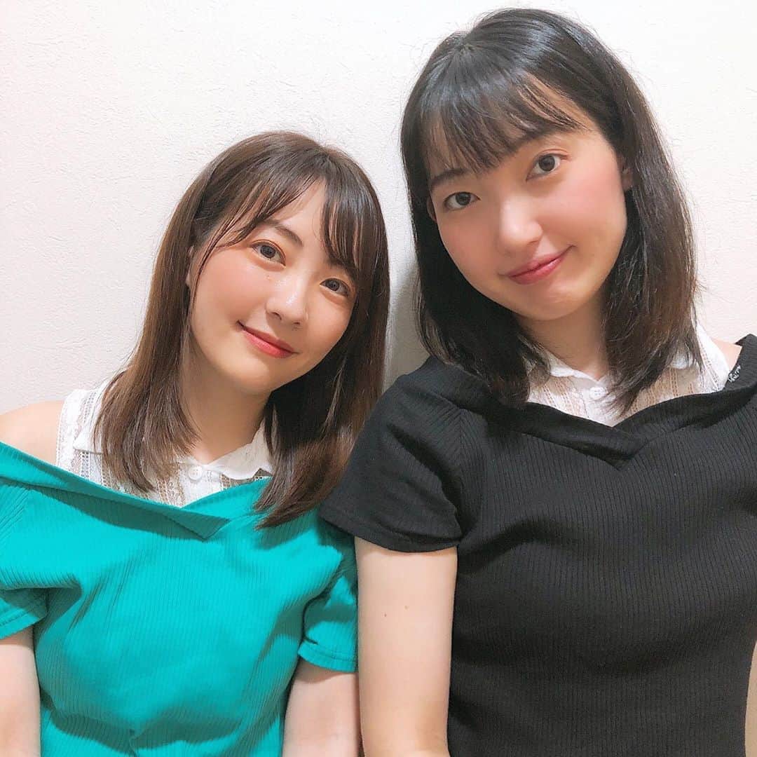 うえむらちかのインスタグラム：「引越したらメイク好きの高橋茉由ちゃん @takahashi.mayu ﻿ と上下階という超ご近所さんになったので﻿ 引越しの挨拶でリップティントをお裾分け💋（お返しにアイシャドウを貰いました）﻿ ﻿ ﻿ さっそくふたりで﻿ #双子メイク をして遊んじゃいました❤️﻿ ﻿ 使ったのは﻿ #セレフィットスターフィットリップティント﻿ @celefit_official﻿ ﻿ 私がつけてるのは#01﻿ はしまゆがつけてるのは#03﻿ ﻿ 服も色違い👯‍♀️﻿ 楽しかったな〜💕﻿ ﻿ 友達とご近所って初めての経験だから﻿ なにかあったらすぐに上の階に入り浸ろうと思います笑﻿ ﻿ ﻿ @celefit.jp﻿ 9/1〜9/10メガ割期間の間、スターフィットリップティント購入すると、自社で直接製作したマイボトルを１つプレゼントしてくれるみたい🎁﻿ ﻿ #celefit #liptint #lip #makeup ﻿ #リップ #韓国メイク #リップティント ﻿ #引越し #引越し挨拶 #お裾分け﻿ #cosmetichika」