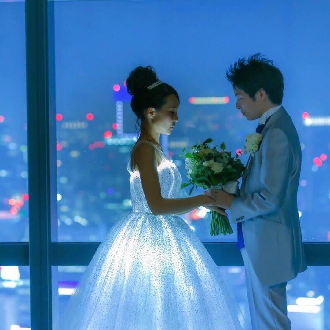 プレ花嫁の結婚式準備アプリ♡ -ウェディングニュースさんのインスタグラム写真 - (プレ花嫁の結婚式準備アプリ♡ -ウェディングニュースInstagram)「魔法にかけられたみたい💕光り輝くシンデレラドレスのphoto9枚👗✨﻿ ﻿ ﻿ ➸➸➸➸➸➸➸💒➸➸➸➸➸➸➸﻿ 💚結婚式のお悩み﻿ 💚式場探しのお手伝い﻿ 💚指輪・ドレスなどショップの提案﻿ ﻿ など＊元プランナーに無料で🏡から相談できる♪﻿ ﻿ LINE相談カウンター： @weddingnews_lines﻿ ➸➸➸➸➸➸➸➸➸➸➸➸➸➸➸➸﻿ ﻿ ﻿ こちらのお写真は @enchanted0606 さんからリグラムさせていただきました🌟ありがとうございました😊✨﻿ ﻿ ﻿ 夜景の中で、美しく輝く﻿ 光る #シンデレラ ドレス👗✨﻿ ﻿ シンデレラが﻿ 魔法にかけられた瞬間を﻿ 再現したかのような﻿ ロマンチックな #ドレス に﻿ 思わずうっとりしちゃいます💕﻿ ﻿ 披露宴後にふたりきりになってから﻿ 撮影されたというカバーphotoも﻿ とても素敵ですよね💎.∗﻿ ﻿ 他のフォトも素敵なので﻿ ぜひスワイプ👉🏻してみてくださいね✨﻿ ﻿ ﻿ ﻿ ＼📷投稿お待ちしています／﻿ ﻿ 花嫁はもちろん、業者さんも大歓迎✨﻿ アナタのお写真や動画をご紹介してもOKという方は、ぜひ #ウェディングニュース に投稿してください💕﻿ 他のSNSでも掲載させていただく可能性がございます𓅪﻿ ﻿ …………………………………………﻿ 💚LINE相談カウンターとは？﻿ ﻿ 完全無料🏡からLINEで元 #ウェディング プランナーに相談できちゃう♪﻿ ﻿ 🌸どの式場を選んでよいかわからない﻿ ﻿ 🌸 #結婚式準備 の進め方がわからない﻿ ﻿ 🌸 指輪はどこで買うのがおすすめ？﻿ ﻿ 🌸近場でドレスやエステを予約したい﻿ ﻿ 🌸ゲストってどこまで招待すればいいの？新郎より人数多くてもいい？﻿ ﻿ #結婚式 に関する事ならなんでもOK♪﻿ ﻿ @weddingnews_lines のURLからお友達登録してね✨﻿ ﻿ ﻿ #プレ花嫁 #結婚  #花嫁 #ウエディング  #プレ花嫁準備 #2020秋婚 #日本中のプレ花嫁さんと繋がりたい #ウェディングドレス #カラードレス #二次会ドレス #披露宴 #お色直し #ディズニーウェディング #ディズニープリンセス #ディズニーランド #シンデレラ城 #ウェディングフォト #フォトウェディング #ナイトウェディング #2020冬婚 #2021春婚 #2021夏婚 #2021冬婚﻿」9月9日 21時55分 - weddingnews_editor