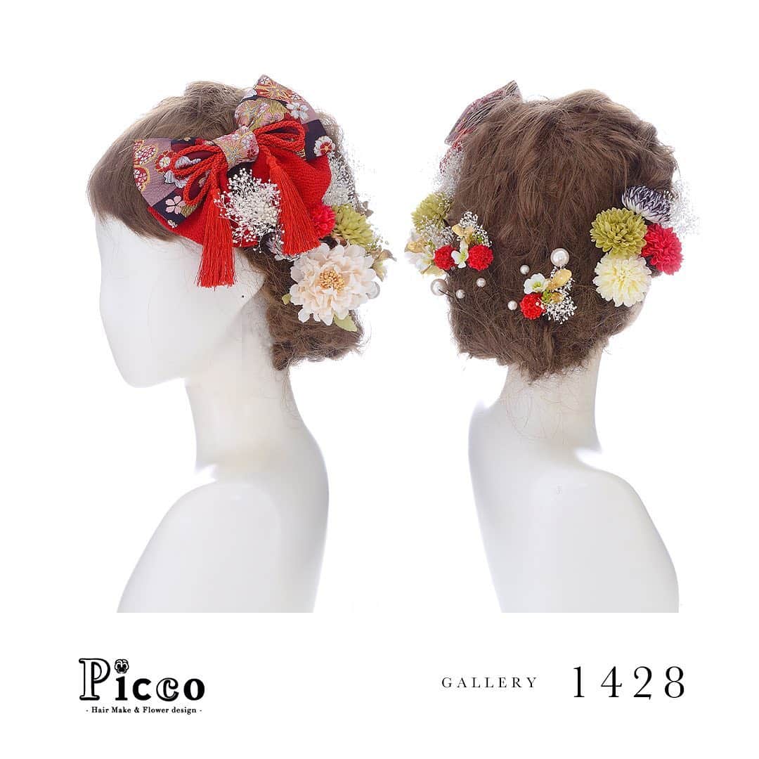 髪飾りの『Picco（ピッコ）』さんのインスタグラム写真 - (髪飾りの『Picco（ピッコ）』Instagram)「﻿ 🌸 Gallery 1428 🌸﻿ ﻿ ﻿ 【 #成人式　#髪飾り 】﻿ ﻿ ﻿ #Picco #オーダーメイド髪飾り #振袖ヘア #成人式ヘア﻿ ﻿ 赤の和柄重ねリボンとふんわりピンクのローズをメインに、振袖の雰囲気に合わせたマムとかすみ草で盛り付けました🤍💚❤️﻿ バックにはパール＆小花を散りばめた、モダンでおしゃれな和スタイルに仕上げました😍💕﻿ ﻿ ﻿ #モダン﻿ #和柄﻿ #リボン﻿ #ローズ﻿ #成人式髪型﻿ ﻿ デザイナー @mkmk1109﻿ ﻿  ﻿ #アーティフィシャルフラワー #ヘアアクセサリー #花飾り #造花　﻿  #ドライフラワー #和装﻿ ﻿ #おしゃれ #かすみ草 #成人式前撮り ﻿ ﻿ #ヘアスタイル #赤 #二十歳 #振袖　#👘﻿ #袴 #着物 #薔薇 #重ねリボン﻿」9月9日 21時55分 - picco.flower