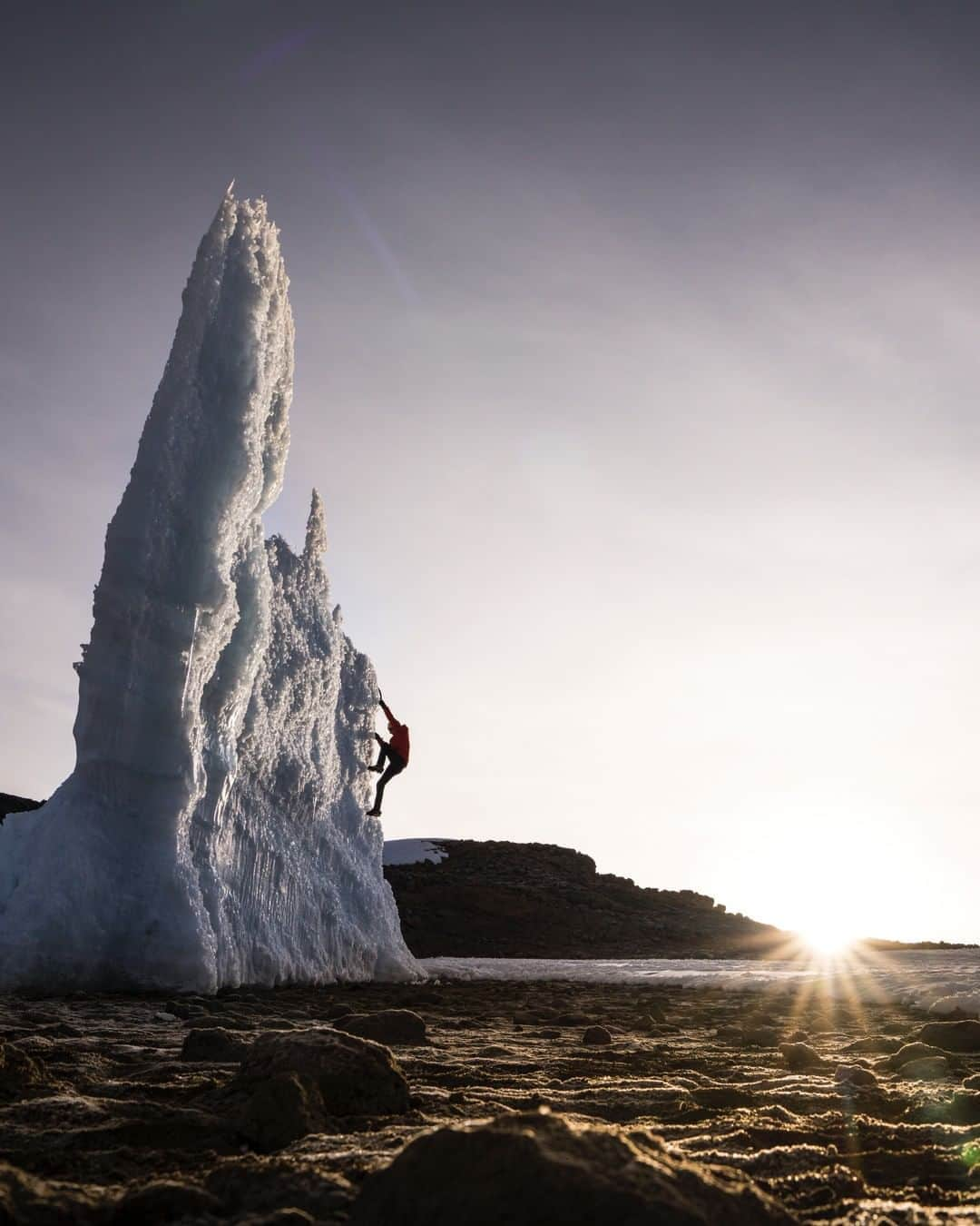 レッドブルさんのインスタグラム写真 - (レッドブルInstagram)「six years ago, @realwillgadd made several first ascents of Mount Kilimanjaro’s ice towers 💪 but now, as the mountain’s iconic ice cap disappears, he returned to make one last ascent 👊🧗‍♀️   watch the full documentary over on Red Bull TV ~link in bio~  📸:: @christianpondella  redbull #givesyouwings #thelastascent #kilimanjaro #adventure #iceclimbing #africa #explore #climbing」9月9日 21時57分 - redbull