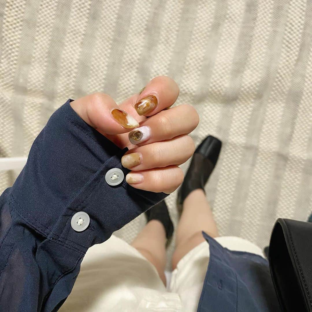 田中日菜さんのインスタグラム写真 - (田中日菜Instagram)「. かわいいリングとおnewネイル☺️ ゴールドとブラウンがいい感じ😌💕 . . . #novicetokyo#accessory#ring#nail」9月9日 21時57分 - hinap_17