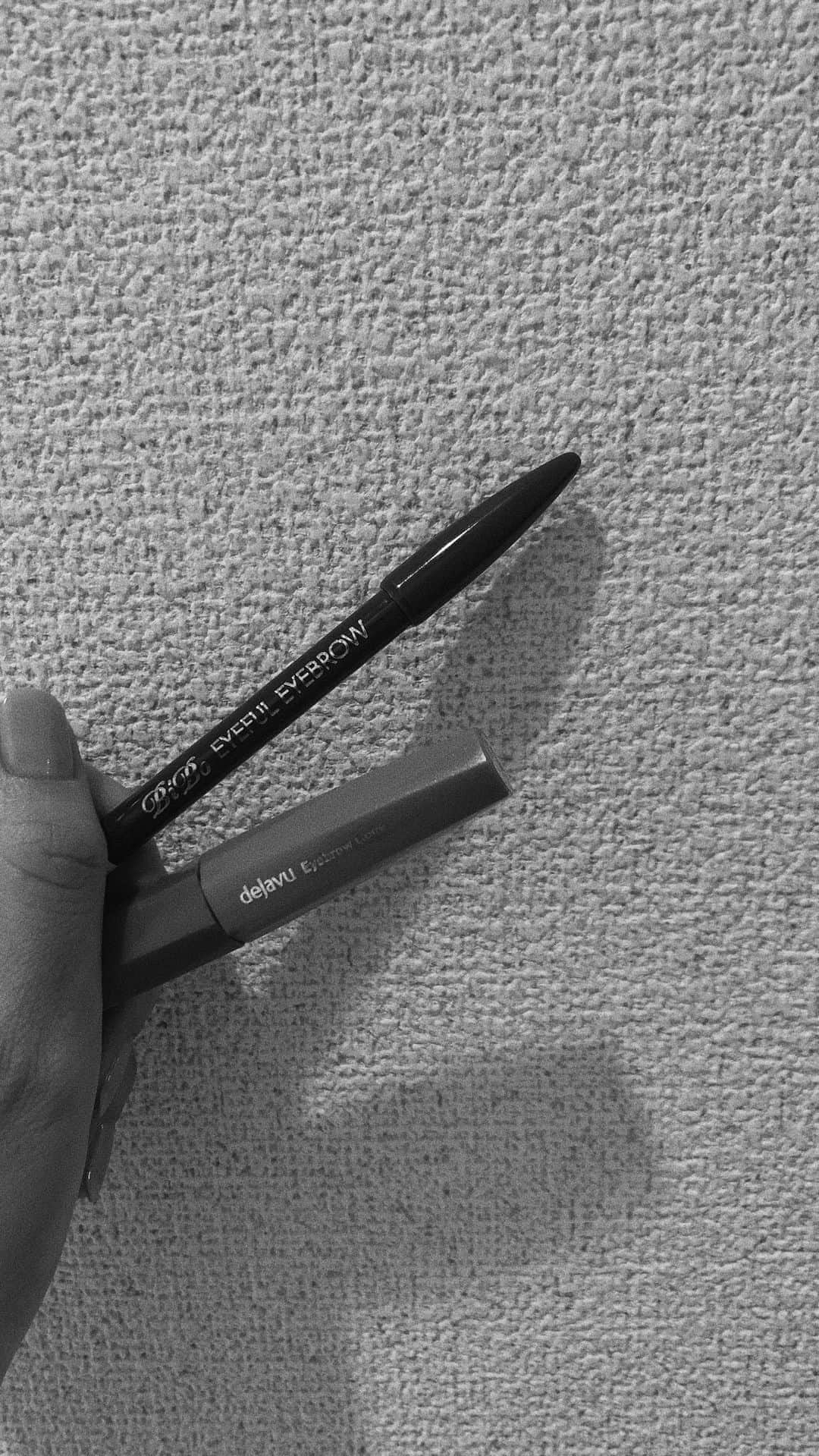 のインスタグラム：「____ 眉毛の描き方のご質問たくさんいただくのでご紹介🤲🏻 . ①ブラシで全体の流れを整える。 ②BiBoアイブロウペンシル#03 で眉下のライン眉尻、眉頭の足りない部分を足すくらいに描く ③ブラシでぼかす ④dejaveアイブロウカラー#01 アッシュブラウンを全体に塗る この時眉頭の毛を若干ブラシで立てて完成 . BiBoのペンシルは学生時代から使っているドラッグストアで売ってるプチプラコスメ✔︎ #多分400円くらい 色んなペンシルつかったけど結局これに戻る。 薄付きなのが◎です。 ____ #メイク動画 #眉メイク #Bibo #dejave」
