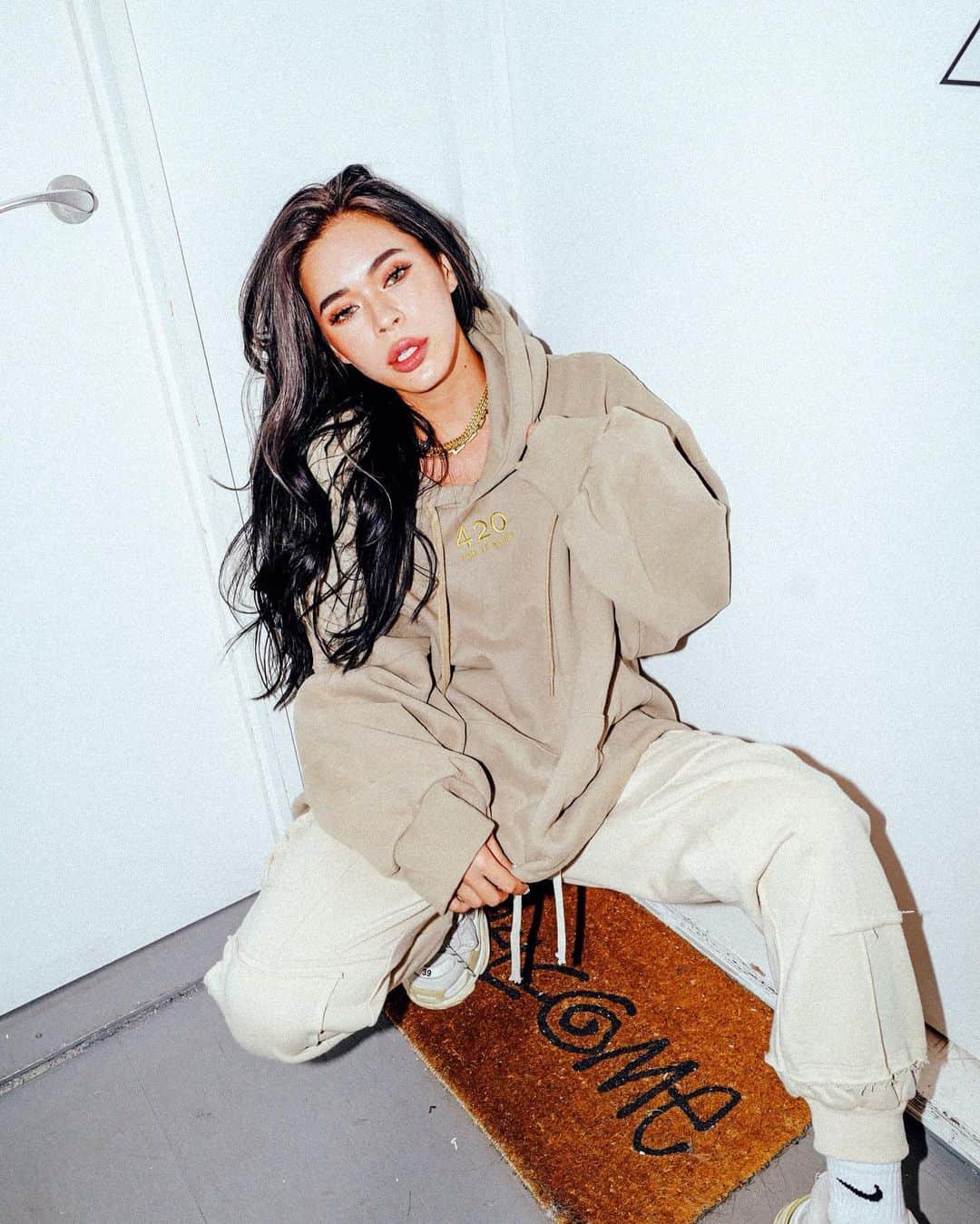 のインスタグラム：「__ だんだん前髪の色が落ちてきたのに皆様お気付きでしょうか？🤷🏻‍♀️実は黒髪にしたのではなく、色落ちを楽しむカラーということで、髪の毛全体に深めのパープルアッシュを入れてもらいました。 色落ちを楽しむとか、発言がオシャレ。笑 もうそんなお洒落な発言をする年齢なんでしょうかね。笑 さすが私の担当マリアナグランデさんです👱🏻‍♀️  この時着てる服は上下 今月発売の @blitt_official 🔥🔥  📍@allyshairaoyama  担当は @allys_maria」