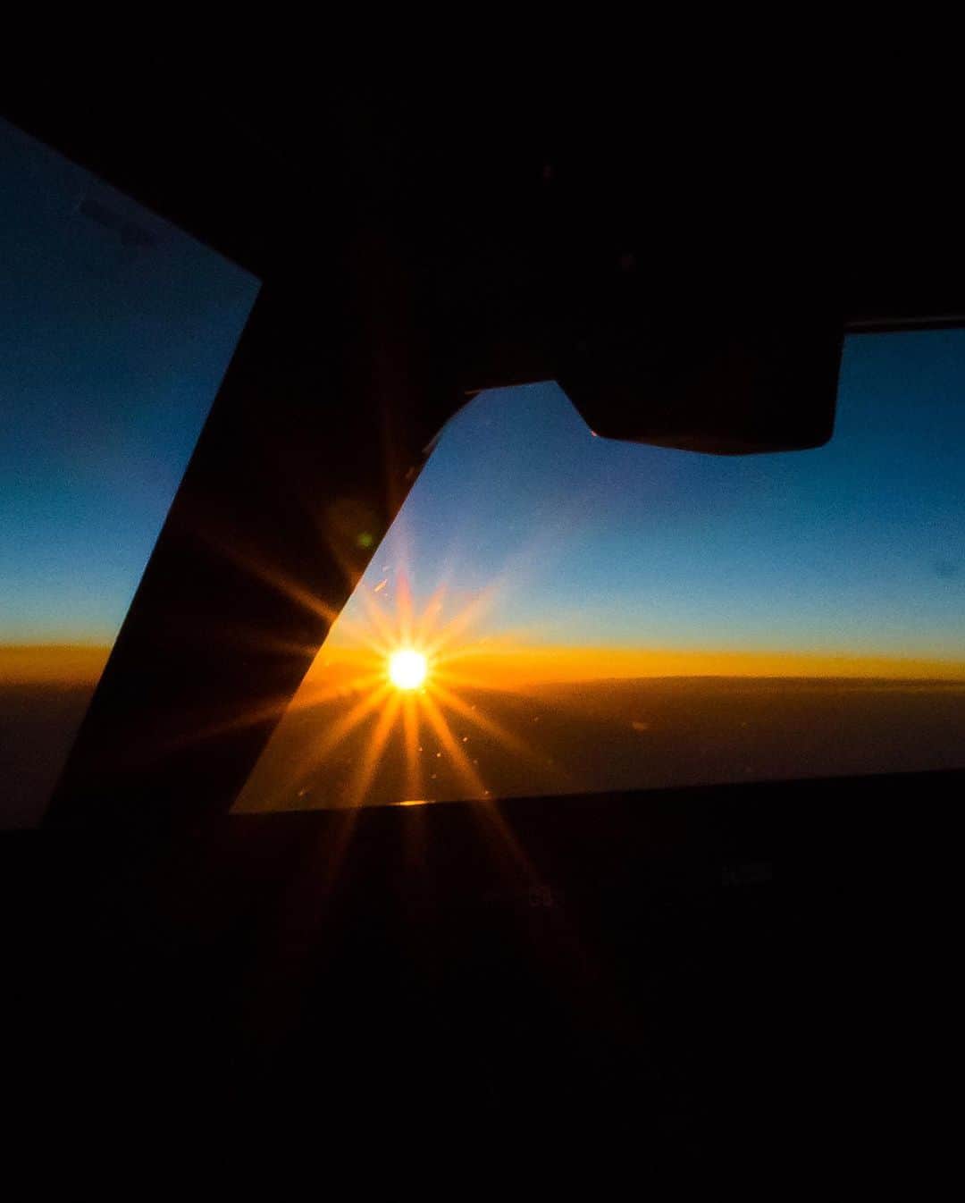 KLMオランダ航空さんのインスタグラム写真 - (KLMオランダ航空Instagram)「There's nothing quite like watching the sun rise and set from the cockpit 🌅Check out our stories for some of the most astonishing photos of our aircraft during golden hour #KLM」9月9日 21時59分 - klm