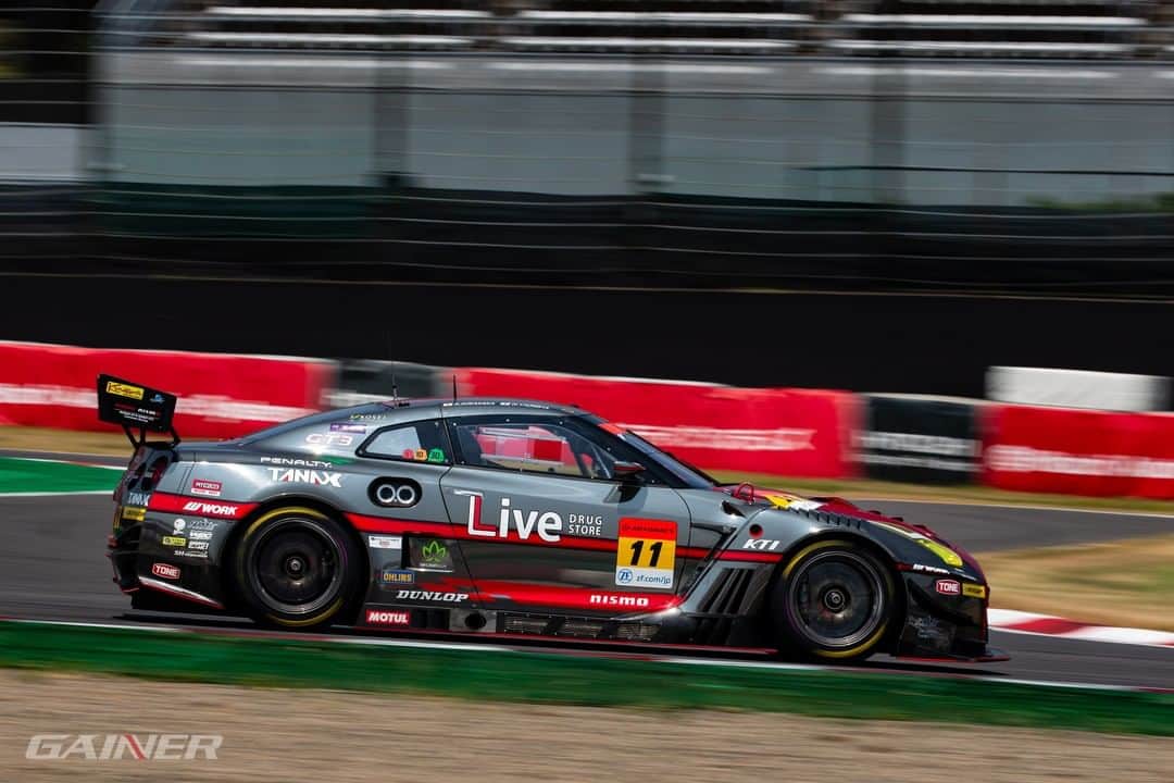MOTUL Japanさんのインスタグラム写真 - (MOTUL JapanInstagram)「【今週末はSuper GT!!】 . 今週末はツインリンクもてぎで SUPER GT Round4が開催されます。 . 鈴鹿サーキットでのRound3ではGT500クラス・GT300クラス共にMotulがサポートするNISSAN GT-Rが制しました。 . 今回もどの様な展開を見せてくれるか楽しみ!! . 写真はRound3で優勝した平中克幸選手と安田裕信選手がドライブする11号車、GT300クラスでランキング首位のGAINER TANAX GT-R!!! .  @gainer.inc  #motul #motuljapan #gainer #gainertanaxgtr #平中克幸 選手 #安田裕信 選手 #nissangtr #gtr #r35 #r35gtr #r35gtrgt3 #35gtr #gtr35 #gtrr35  #ゲイナータナックス #ゲイナー #モチュール #高性能オイル #300V #nismo #gtrnation #r35nation #モータースポーツ好きな人と繋がりたい #レース好きな人と繋がりたい #gtr好きな人と繋がりたい #車好きな人と繋がりたい #クルマ好きな人と繋がりたい #poweredbymotul」9月9日 22時00分 - motuljapan