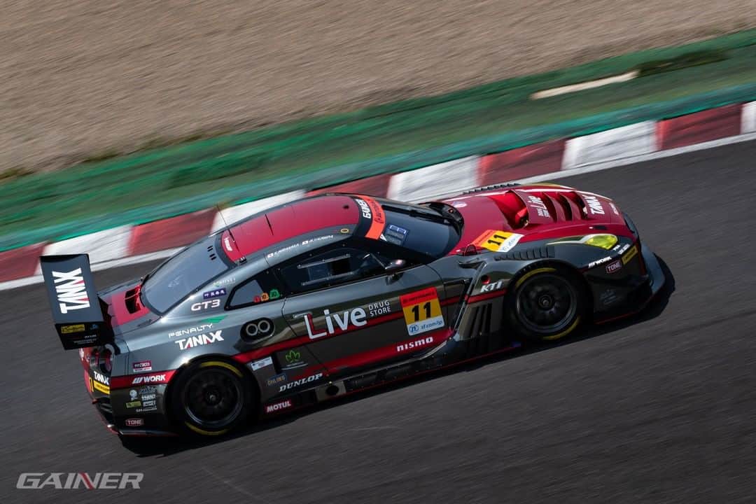 MOTUL Japanさんのインスタグラム写真 - (MOTUL JapanInstagram)「【今週末はSuper GT!!】 . 今週末はツインリンクもてぎで SUPER GT Round4が開催されます。 . 鈴鹿サーキットでのRound3ではGT500クラス・GT300クラス共にMotulがサポートするNISSAN GT-Rが制しました。 . 今回もどの様な展開を見せてくれるか楽しみ!! . 写真はRound3で優勝した平中克幸選手と安田裕信選手がドライブする11号車、GT300クラスでランキング首位のGAINER TANAX GT-R!!! .  @gainer.inc  #motul #motuljapan #gainer #gainertanaxgtr #平中克幸 選手 #安田裕信 選手 #nissangtr #gtr #r35 #r35gtr #r35gtrgt3 #35gtr #gtr35 #gtrr35  #ゲイナータナックス #ゲイナー #モチュール #高性能オイル #300V #nismo #gtrnation #r35nation #モータースポーツ好きな人と繋がりたい #レース好きな人と繋がりたい #gtr好きな人と繋がりたい #車好きな人と繋がりたい #クルマ好きな人と繋がりたい #poweredbymotul」9月9日 22時00分 - motuljapan