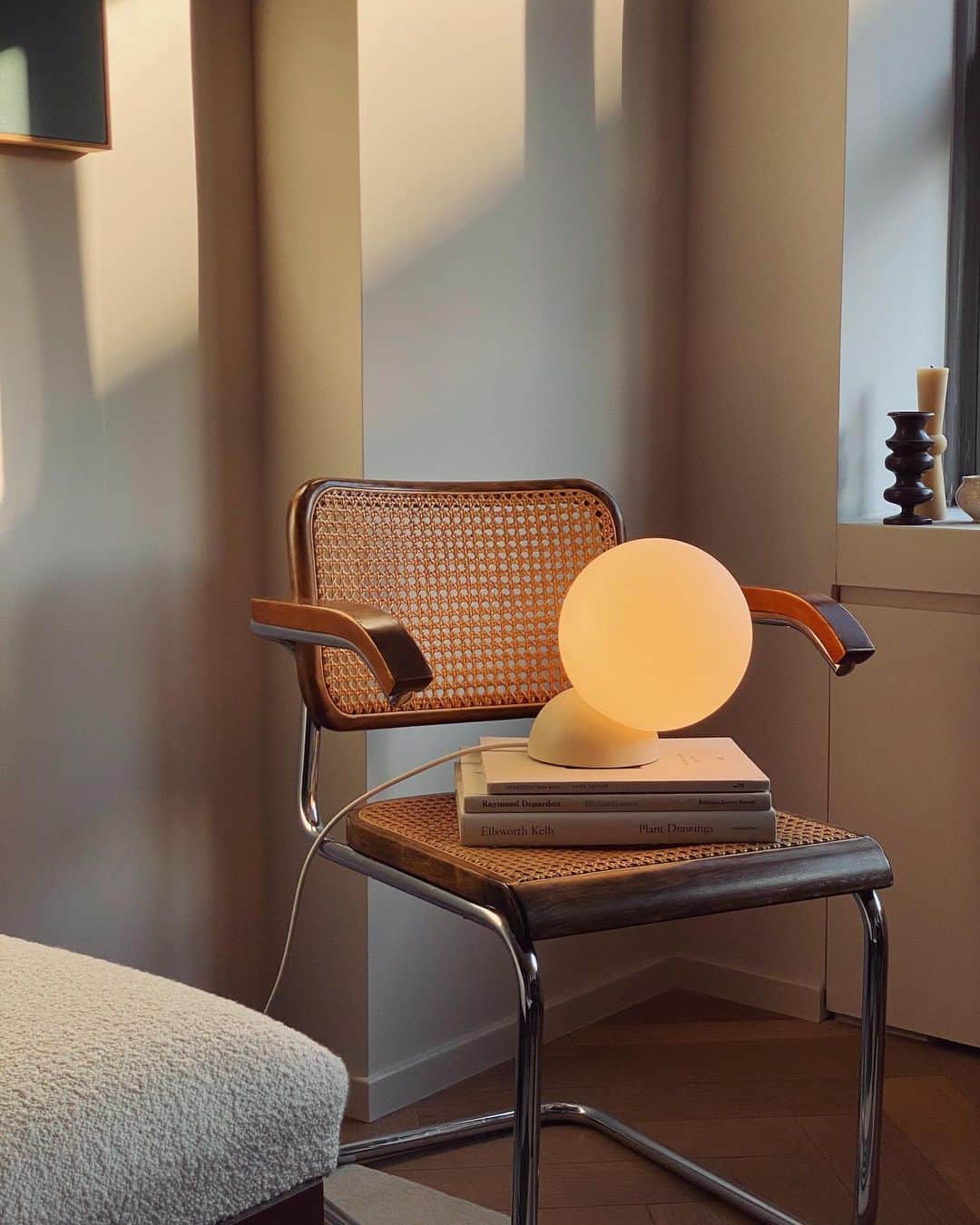 アリス・ガオのインスタグラム：「[ad] ready, set, glow: new @gantri pieces bringing joy and adding light to my life. bonus: they’re sustainably made and accessible too.  pictured here is the cantilever table light designed by @louis.filosa and the gio table light by @ammunitiongroup. #gantriathome」
